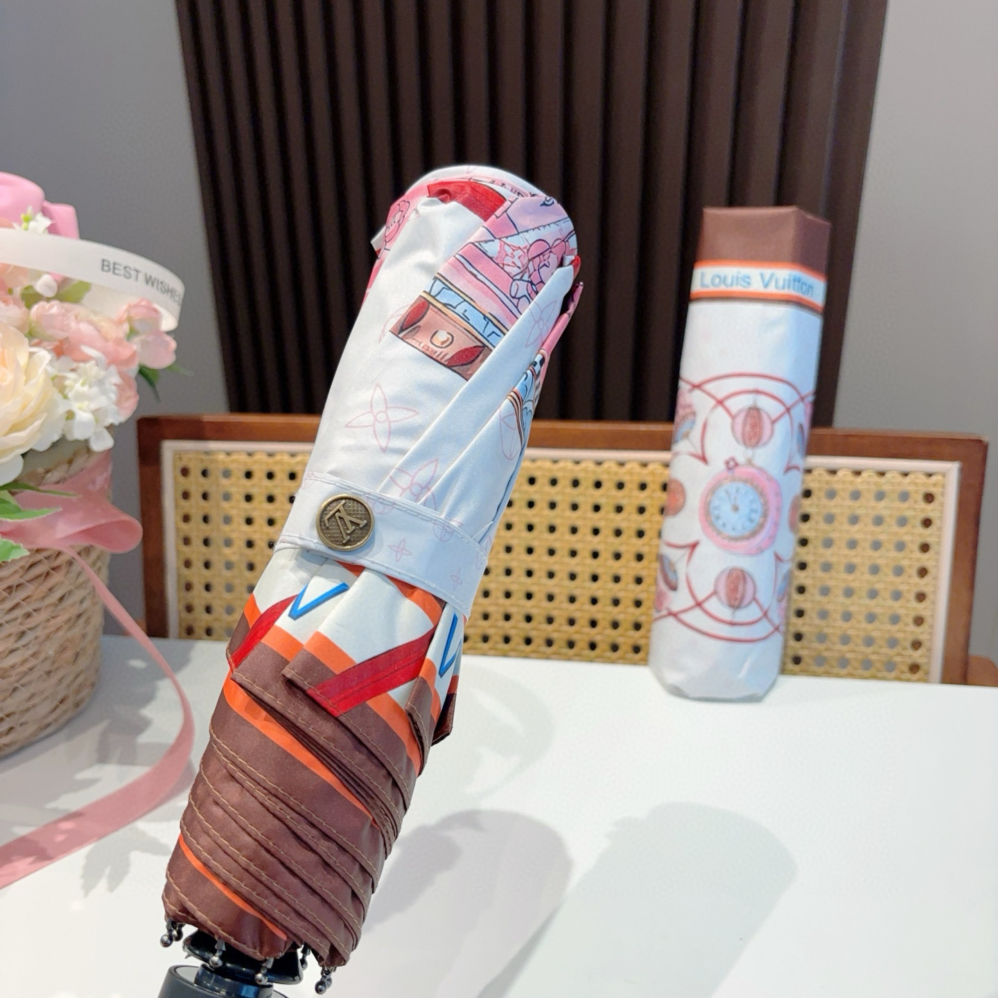 LOUIS VUITTON （路易威登） 三折自动折叠晴雨伞 新涂层技术深色伞面 拥有令人惊喜的遮光效果
