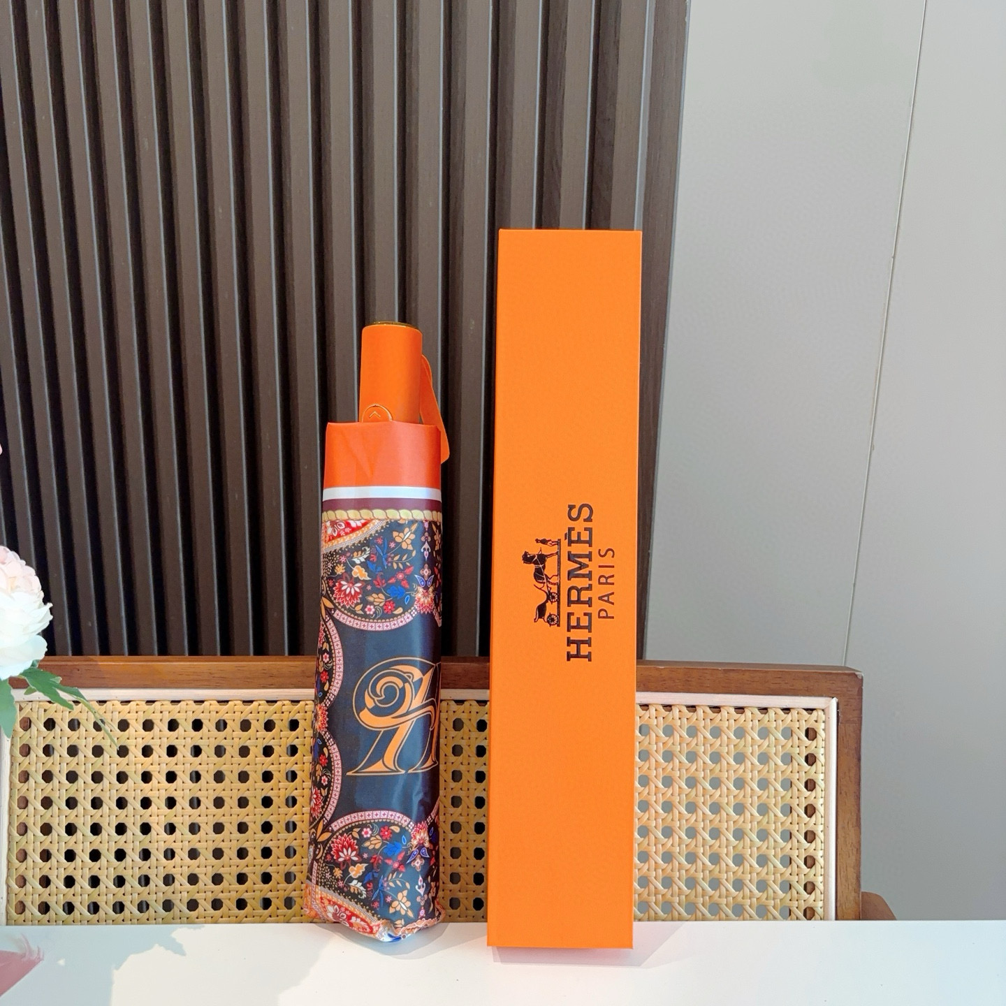 爱马仕（Hermès）   新款 极品H家三折自动伞重磅呈现 以其精湛的工艺技术和源源不断的想像力 新涂