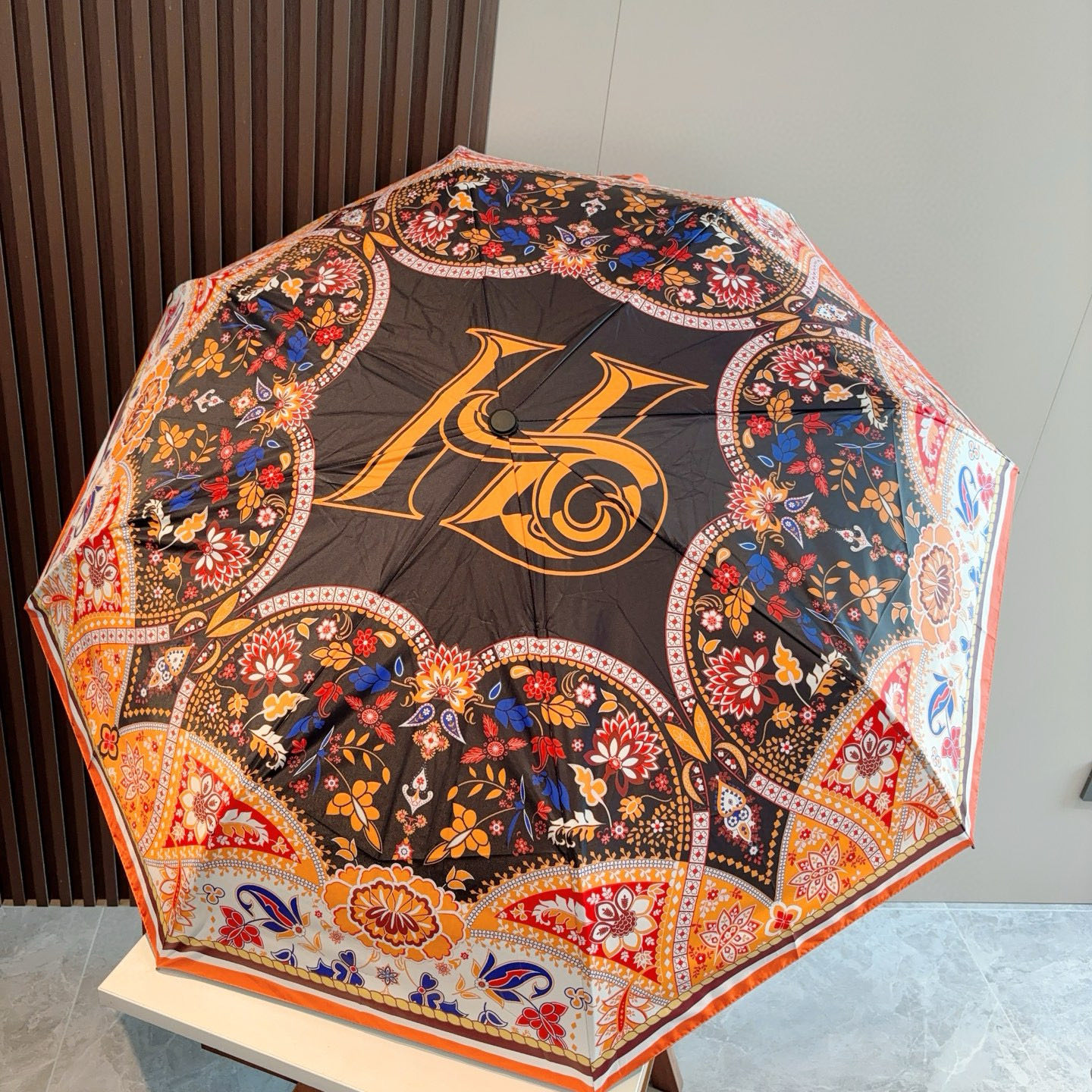 爱马仕（Hermès）   新款 极品H家三折自动伞重磅呈现 以其精湛的工艺技术和源源不断的想像力 新涂