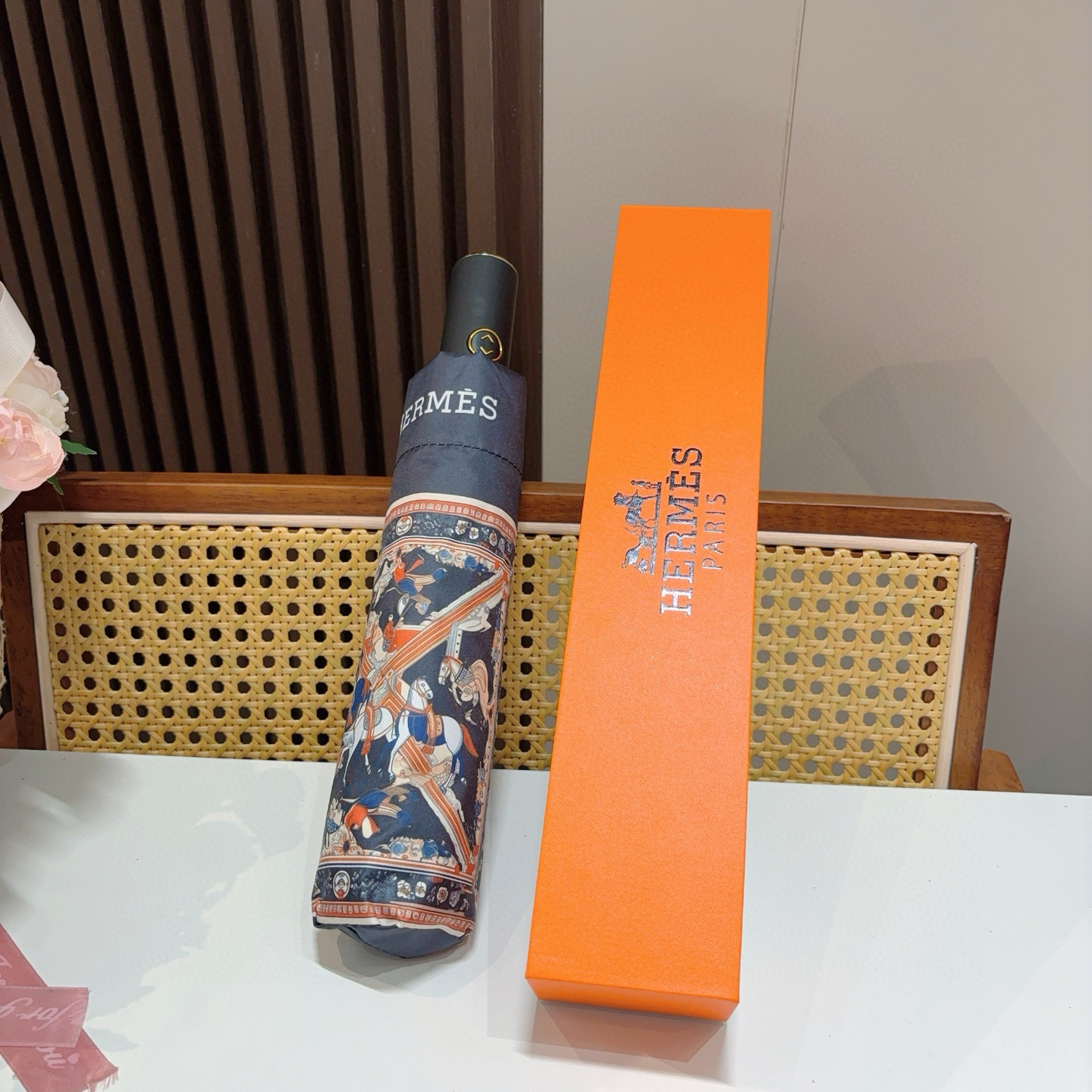 爱马仕（Hermès）   新款 极品H家三折自动伞重磅呈现 以其精湛的工艺技术和源源不断的想像力 新涂