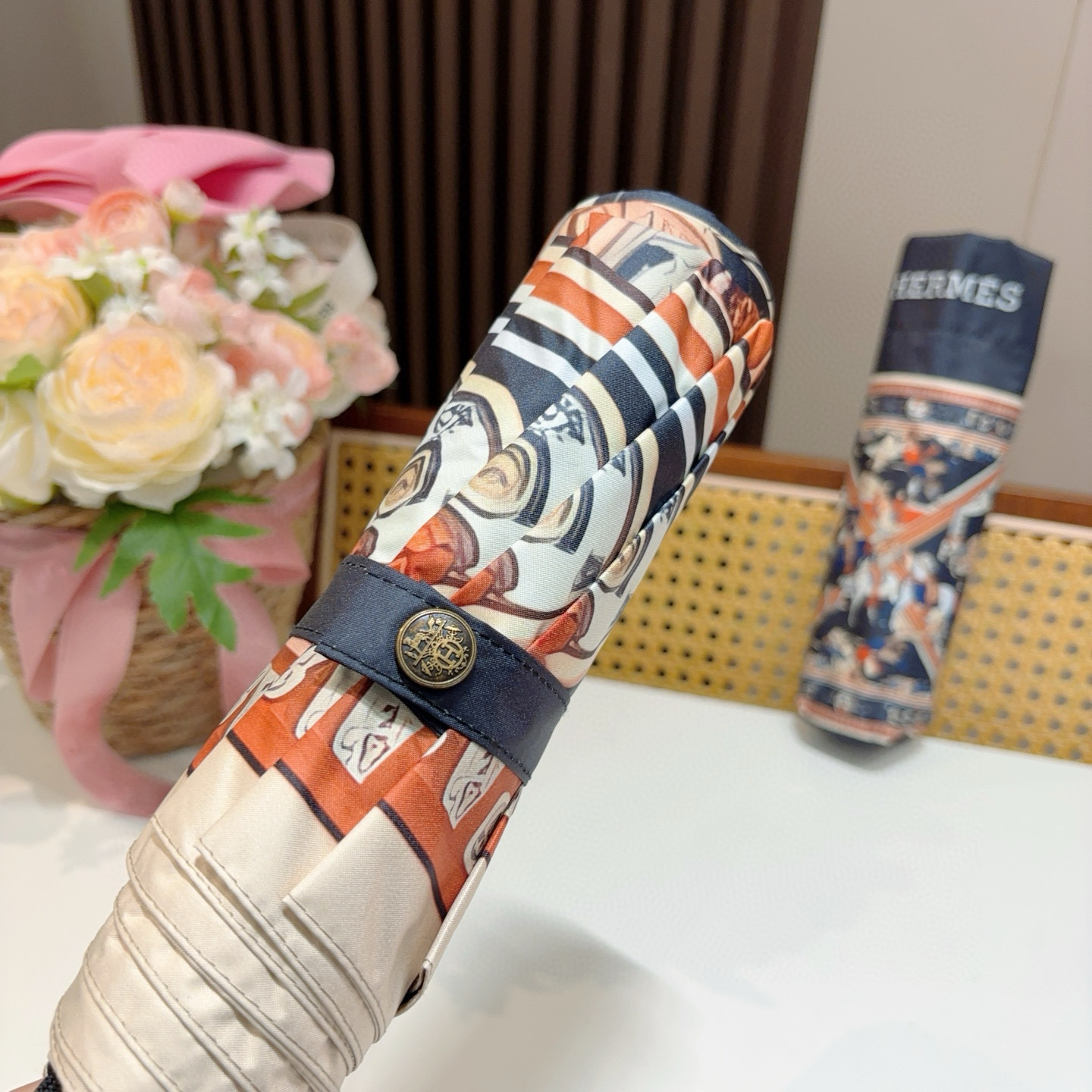 爱马仕（Hermès）   新款 极品H家三折自动伞重磅呈现 以其精湛的工艺技术和源源不断的想像力 新涂