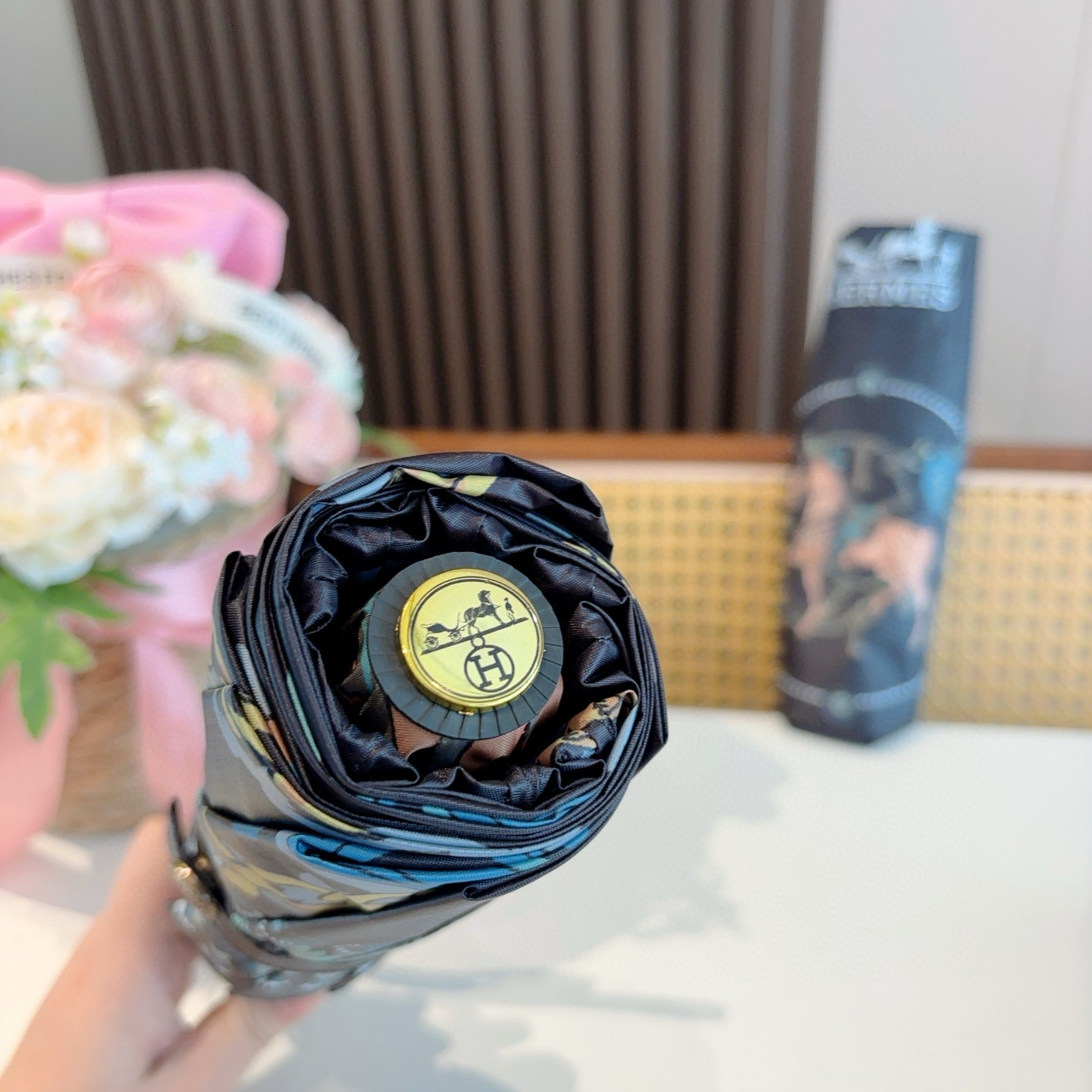 爱马仕（Hermès）   新款 极品H家三折自动伞重磅呈现 以其精湛的工艺技术和源源不断的想像力 新涂