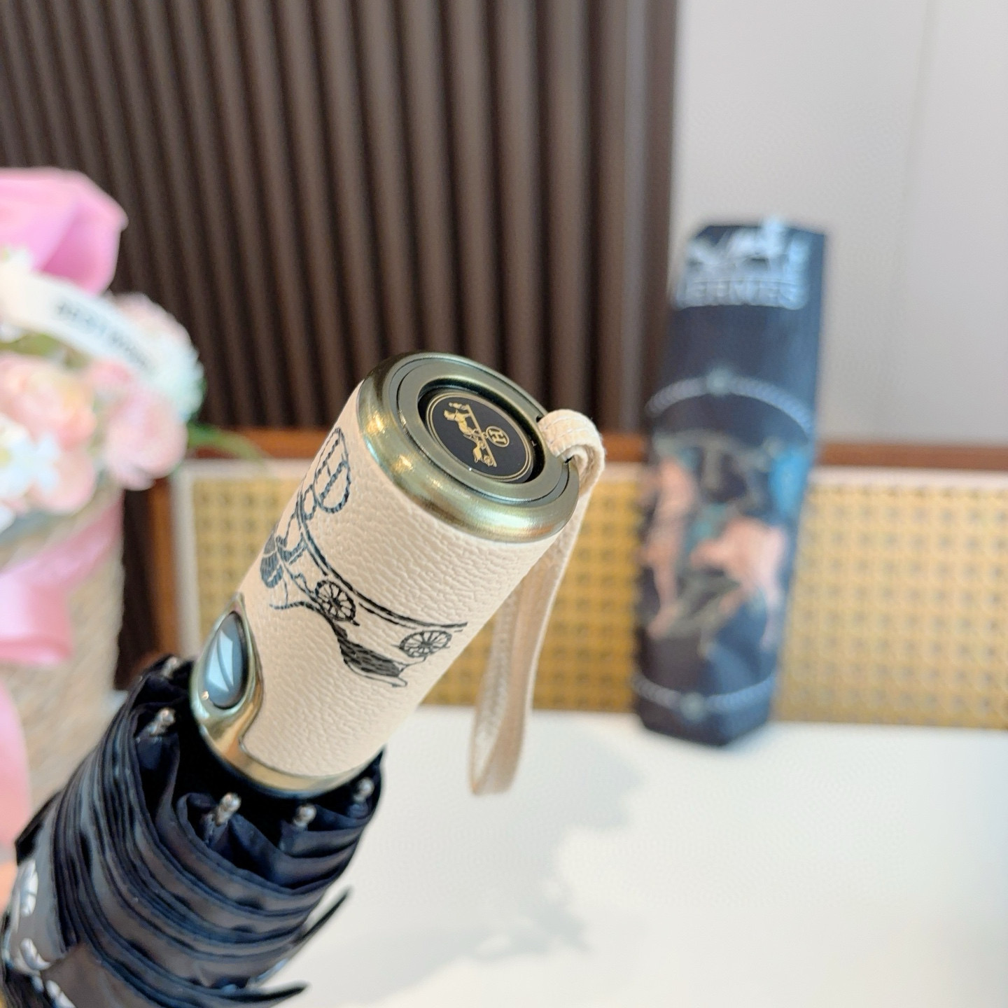 爱马仕（Hermès）   新款 极品H家三折自动伞重磅呈现 以其精湛的工艺技术和源源不断的想像力 新涂