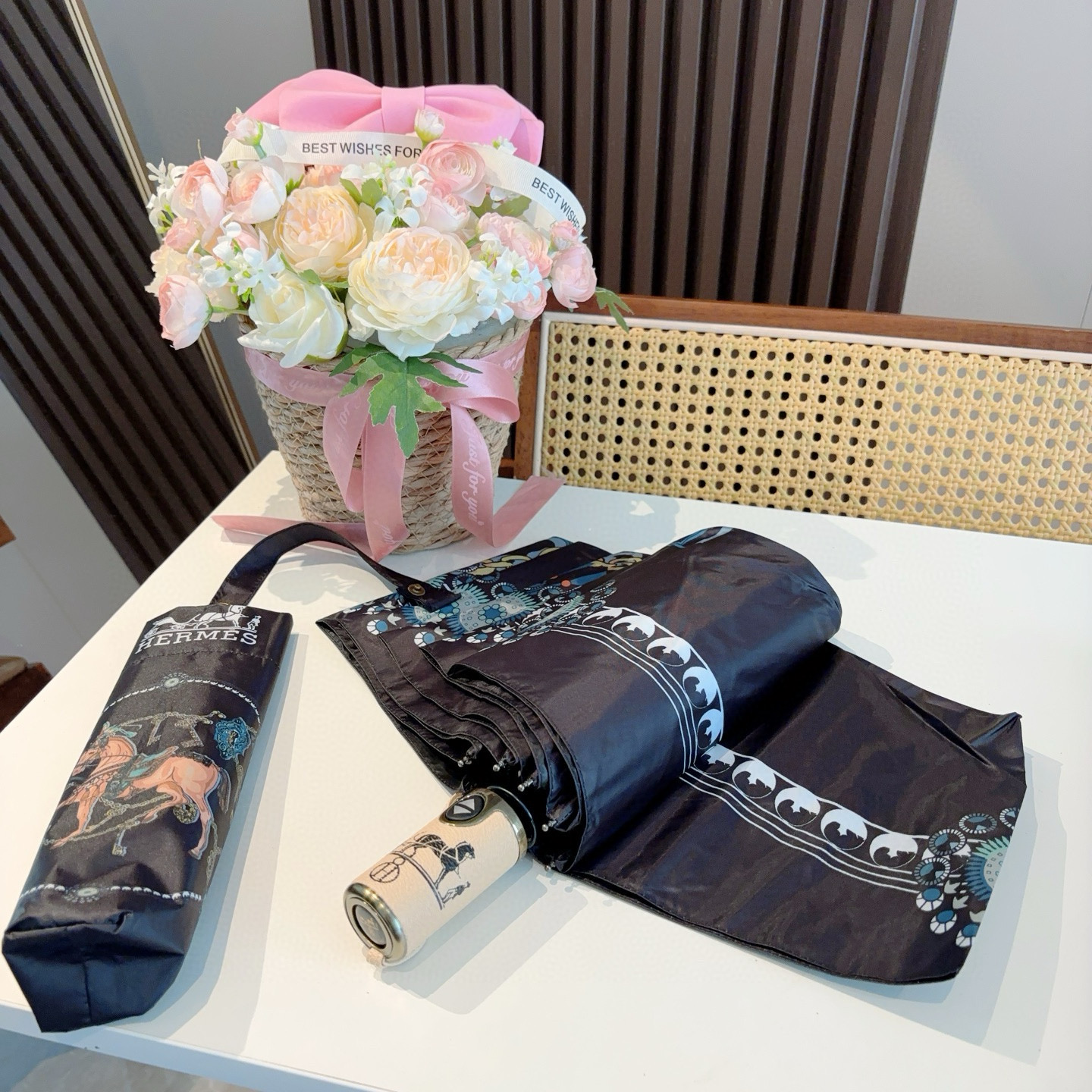 爱马仕（Hermès）   新款 极品H家三折自动伞重磅呈现 以其精湛的工艺技术和源源不断的想像力 新涂