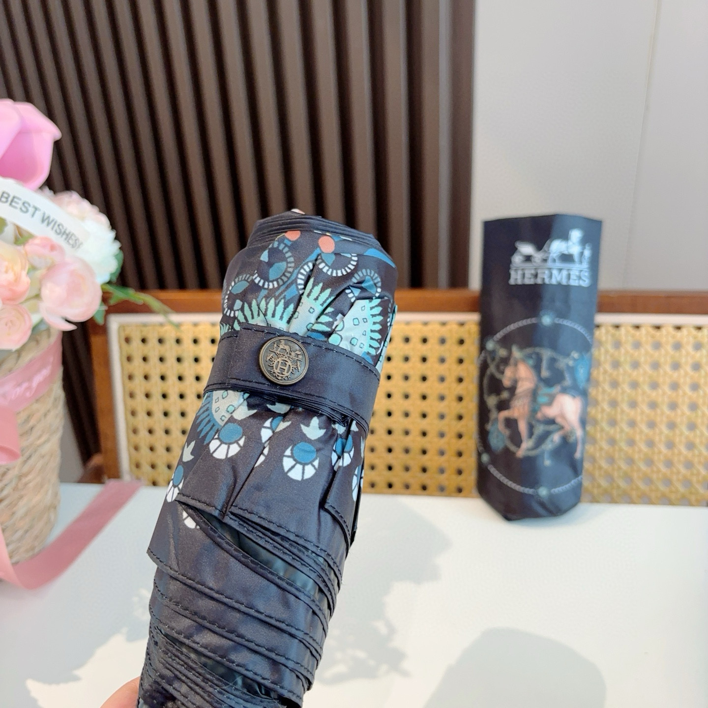 HERMÈS (爱马仕)新款 五折伞 热卖款 时尚指数爆表 不论晴天雨天使用都相得益彰 拥有它感受风从身