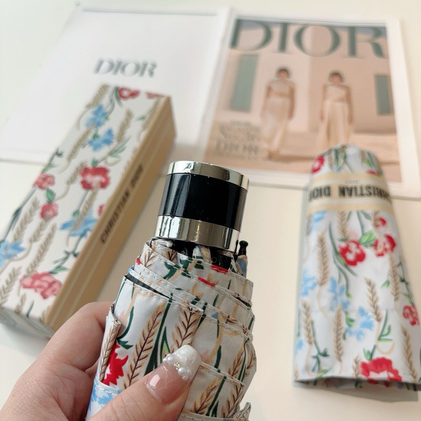  DIOR （迪奥） 五折手开折叠伞 超轻口袋 仅18cm  热卖款 时尚指数爆表 无论晴天雨天使用都相