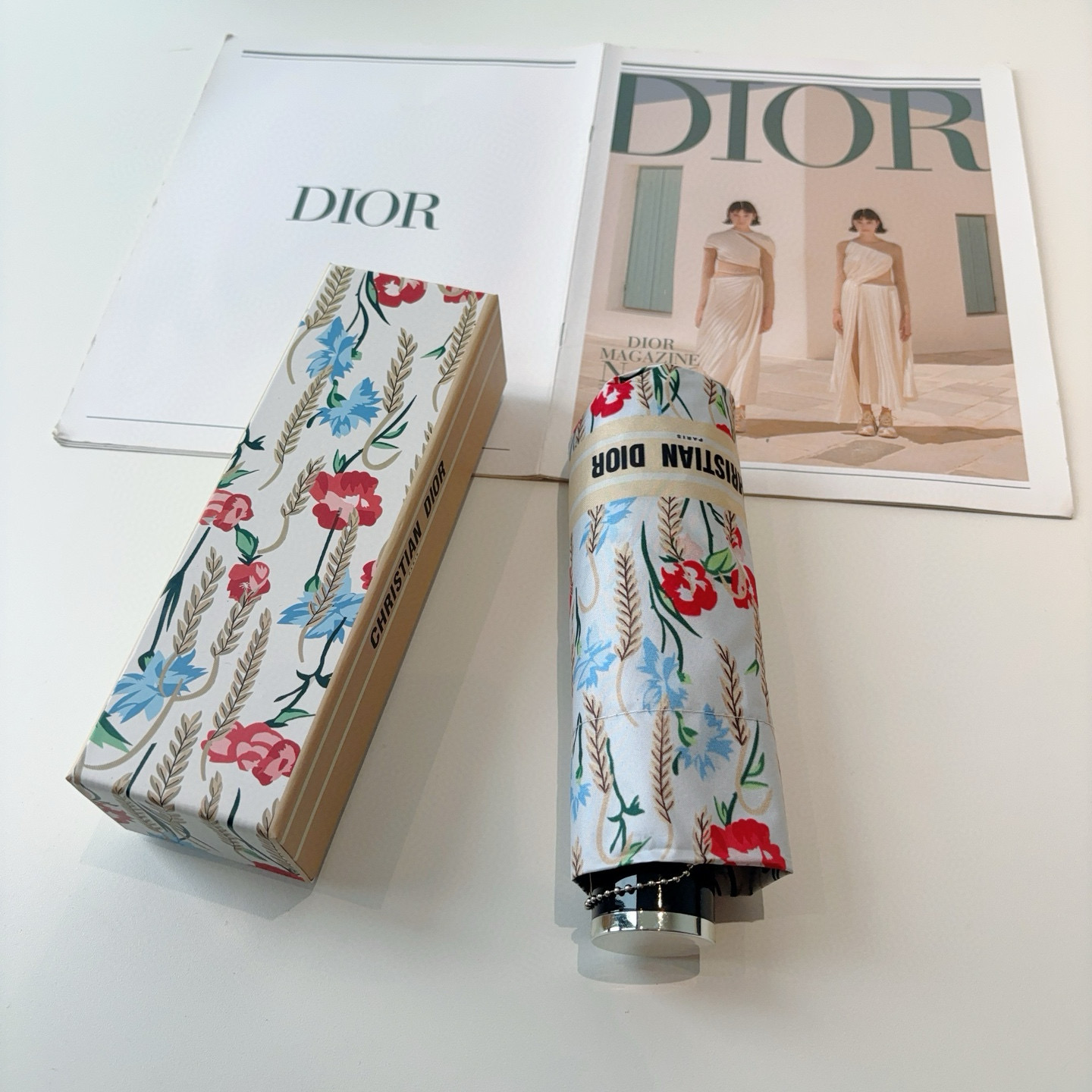  DIOR （迪奥） 五折手开折叠伞 超轻口袋 仅18cm  热卖款 时尚指数爆表 无论晴天雨天使用都相