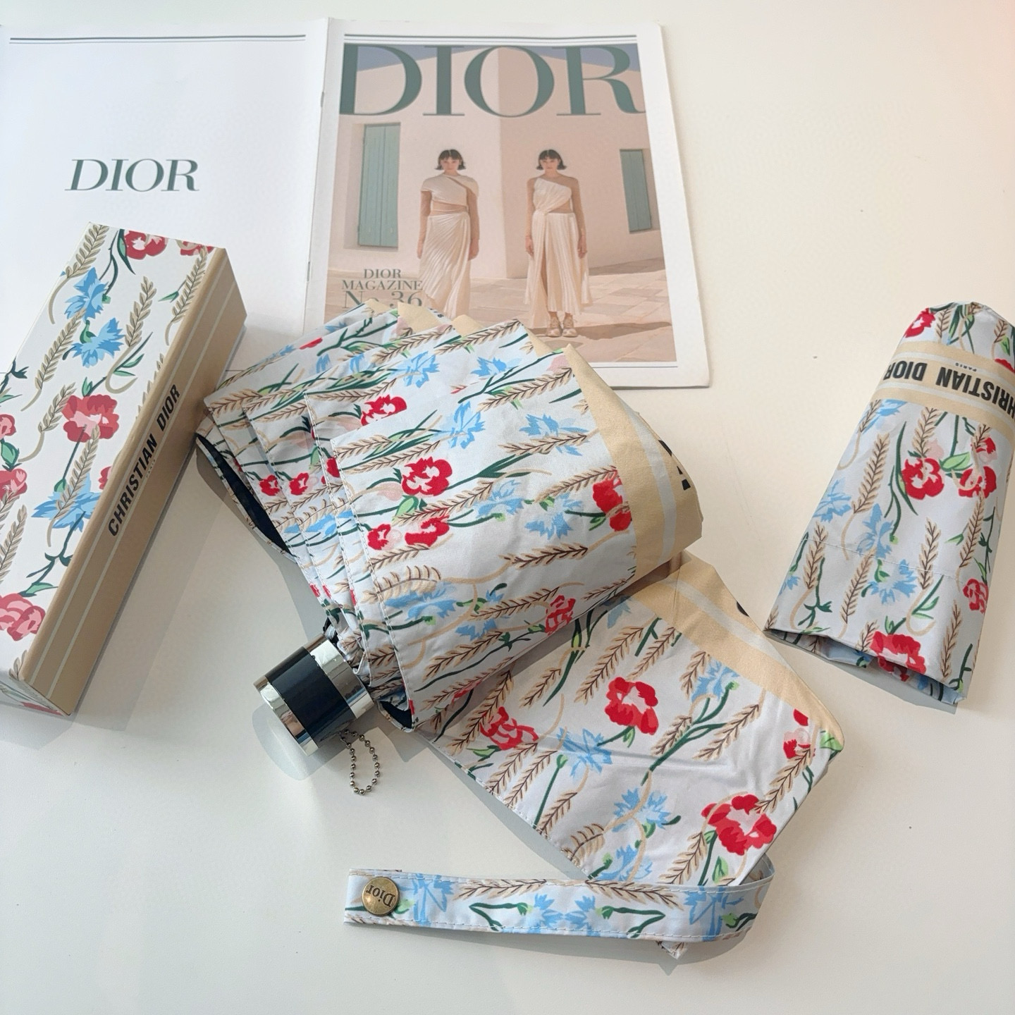  DIOR （迪奥） 五折手开折叠伞 超轻口袋 仅18cm  热卖款 时尚指数爆表 无论晴天雨天使用都相