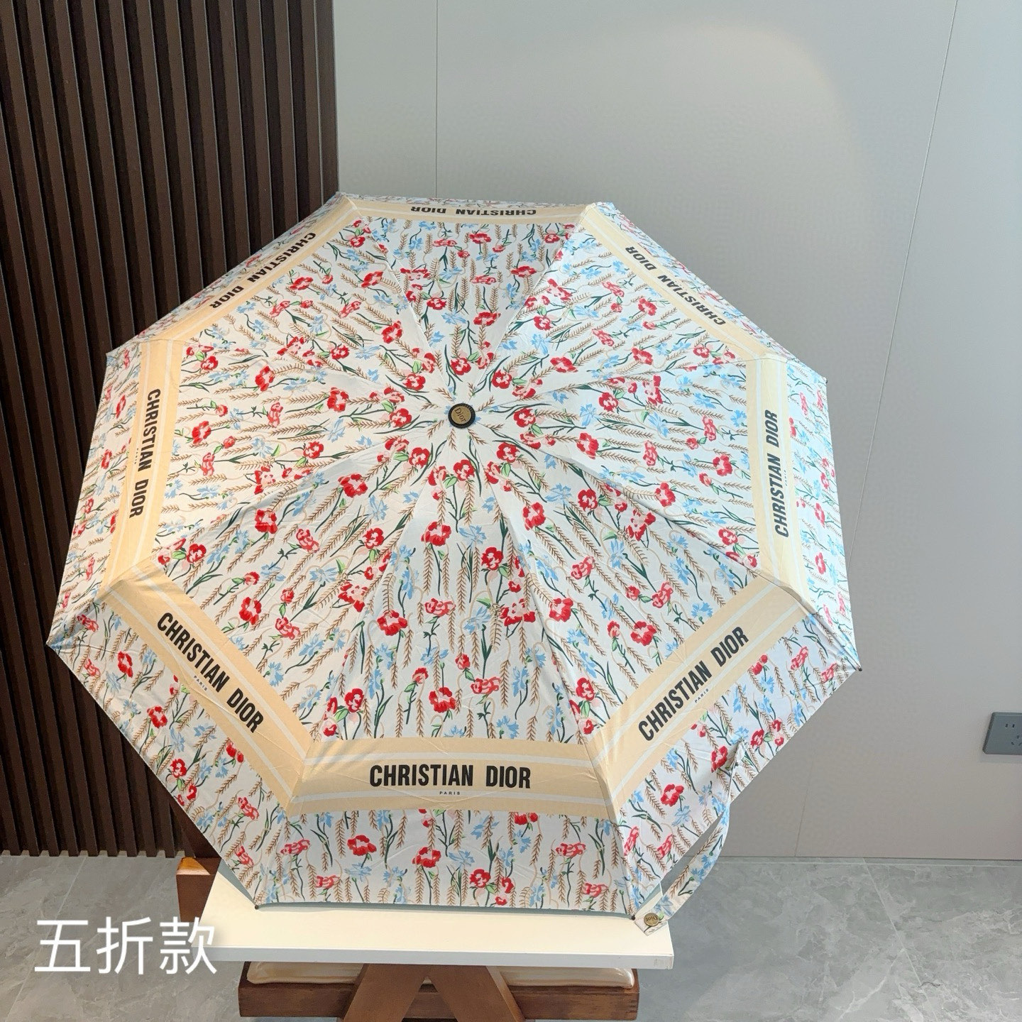  DIOR （迪奥） 五折手开折叠伞 超轻口袋 仅18cm  热卖款 时尚指数爆表 无论晴天雨天使用都相