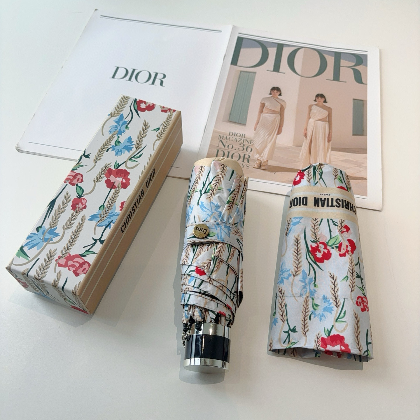  DIOR （迪奥） 五折手开折叠伞 超轻口袋 仅18cm  热卖款 时尚指数爆表 无论晴天雨天使用都相