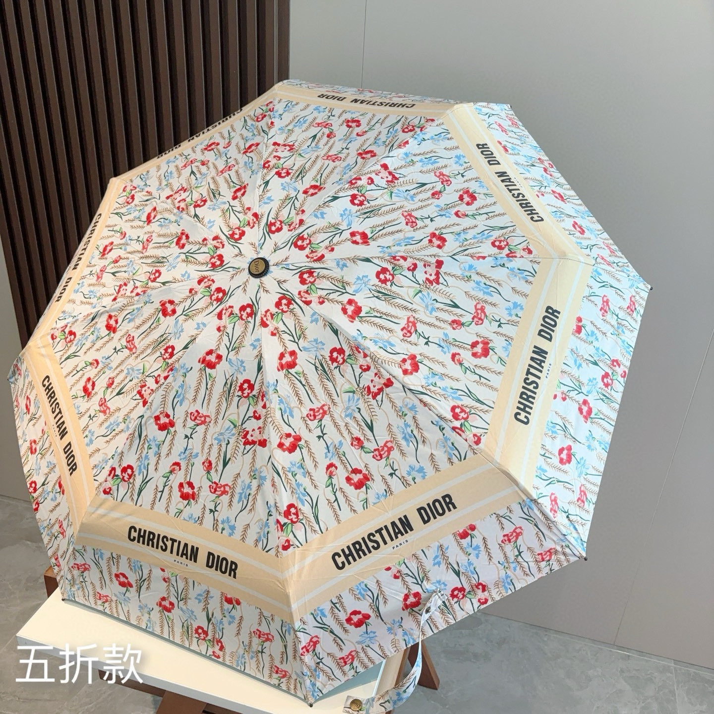  DIOR （迪奥） 五折手开折叠伞 超轻口袋 仅18cm  热卖款 时尚指数爆表 无论晴天雨天使用都相