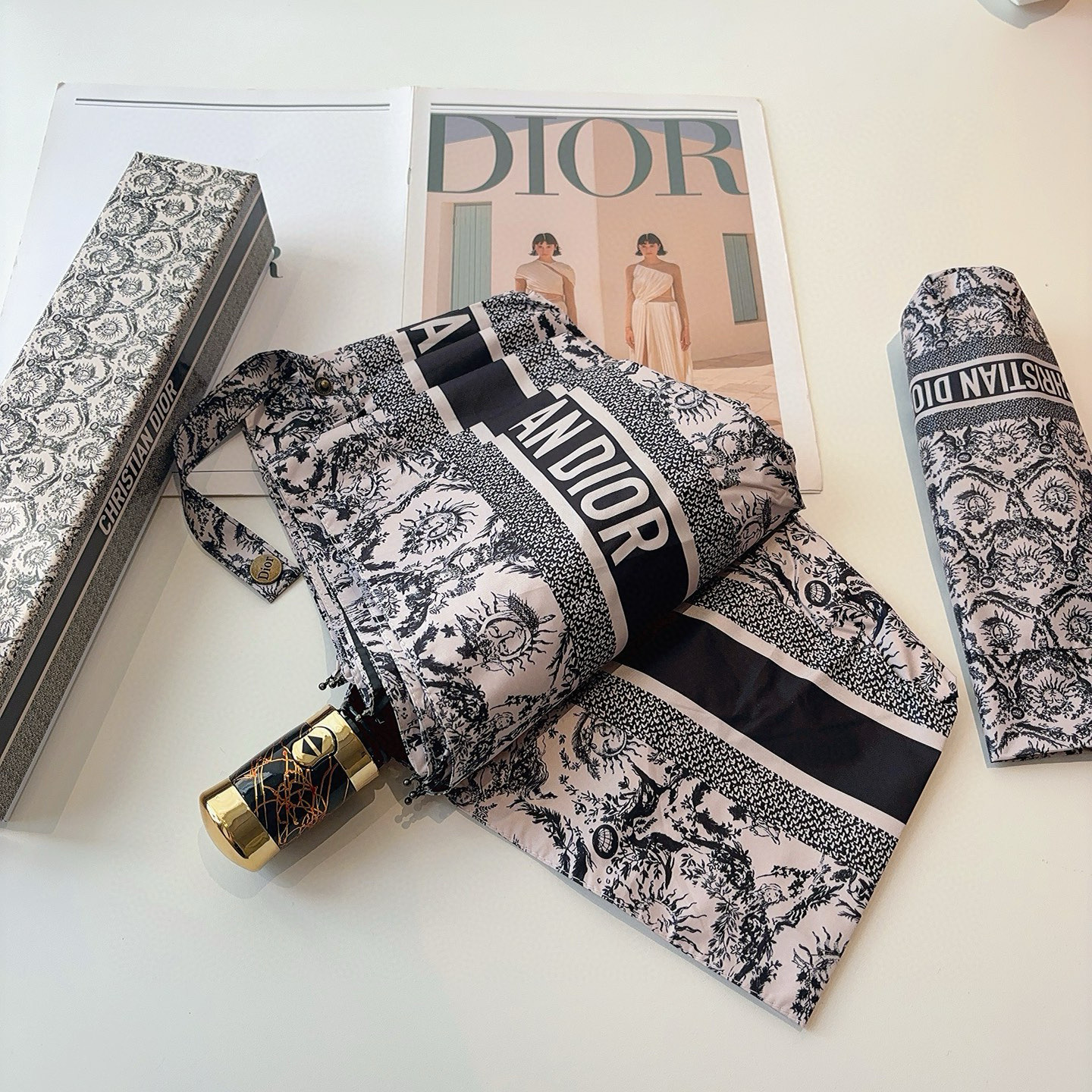  DIOR（迪奥）三折自动折叠晴雨伞  时尚原单代工品质 细节精致 看得见的品质 打破一成不变 色泽纯正