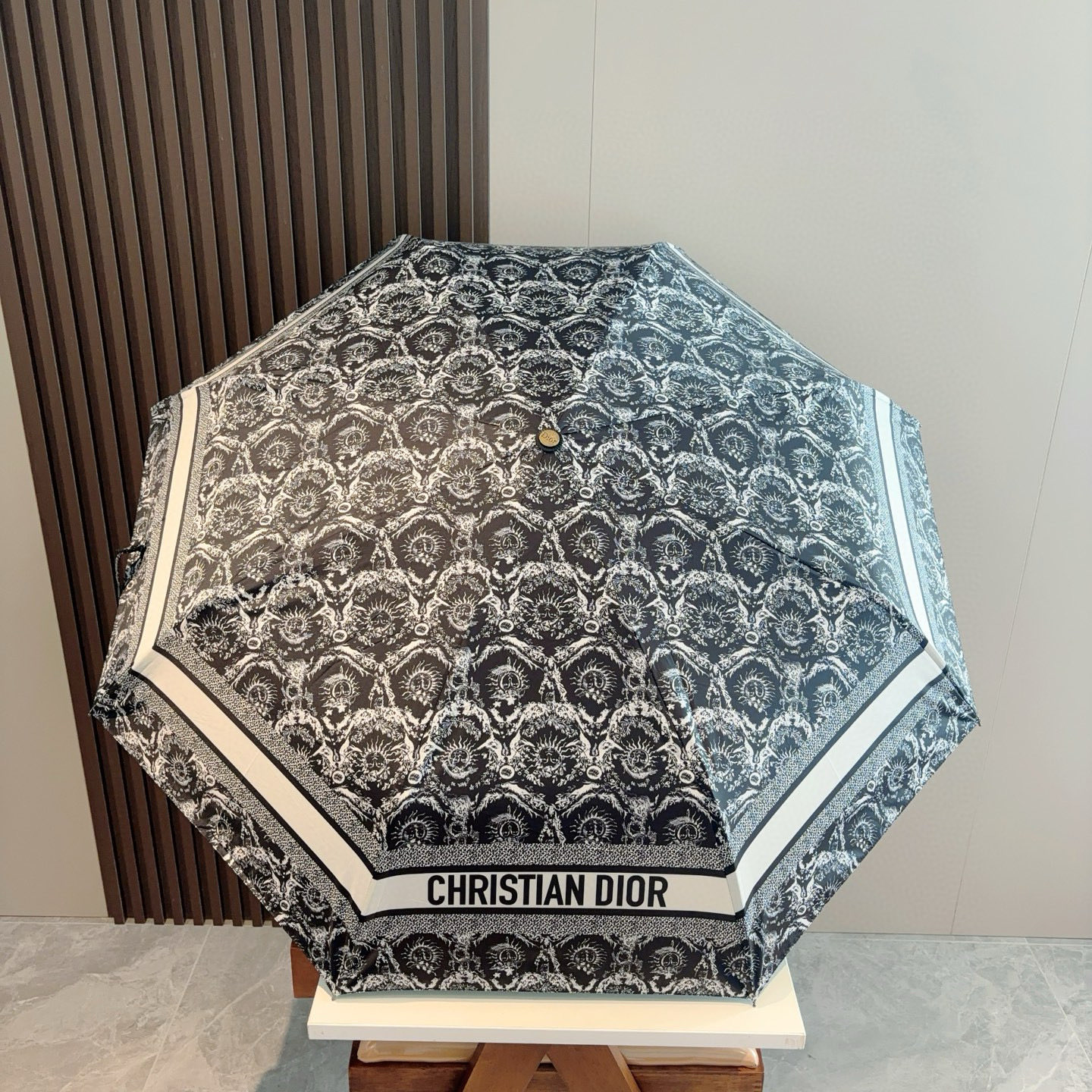  DIOR（迪奥）三折自动折叠晴雨伞  时尚原单代工品质 细节精致 看得见的品质 打破一成不变 色泽纯正