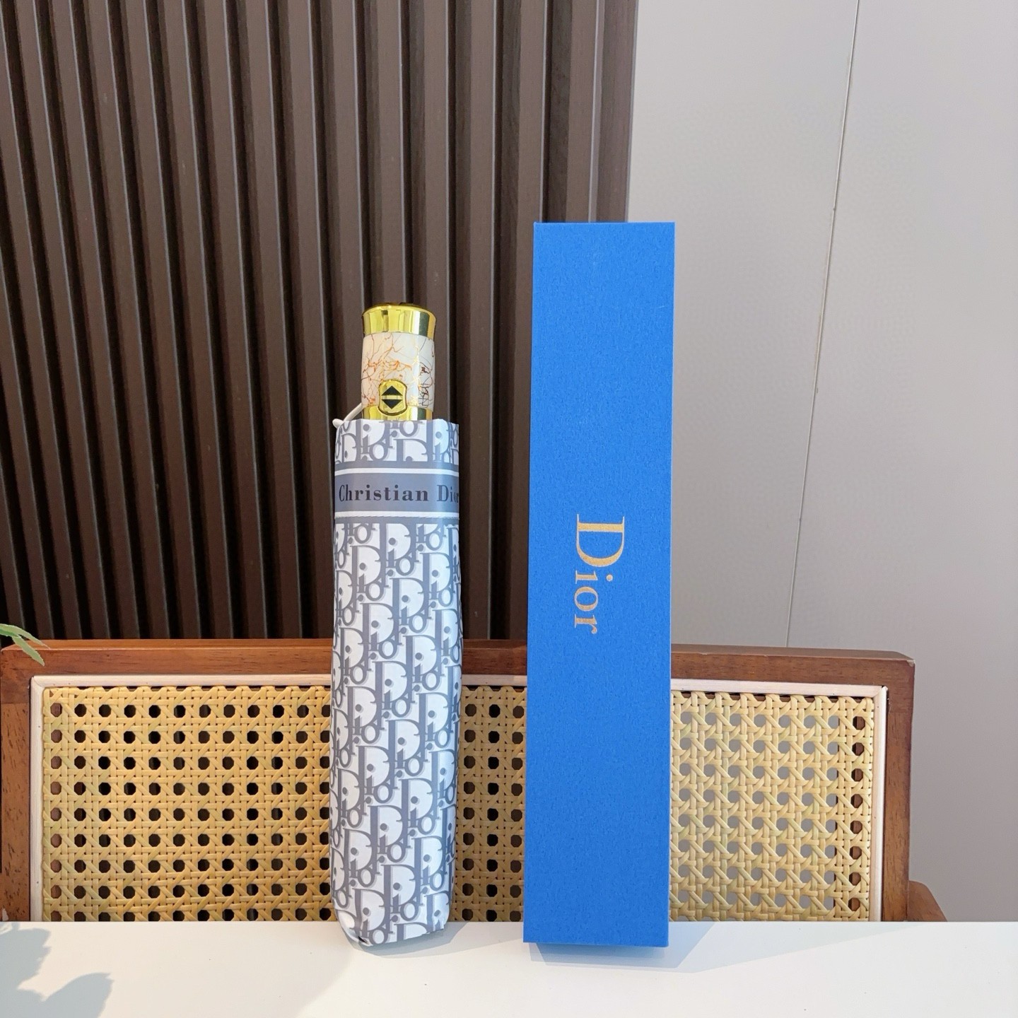  DIOR（迪奥）三折自动折叠晴雨伞  时尚原单代工品质 细节精致 看得见的品质 打破一成不变 色泽纯正