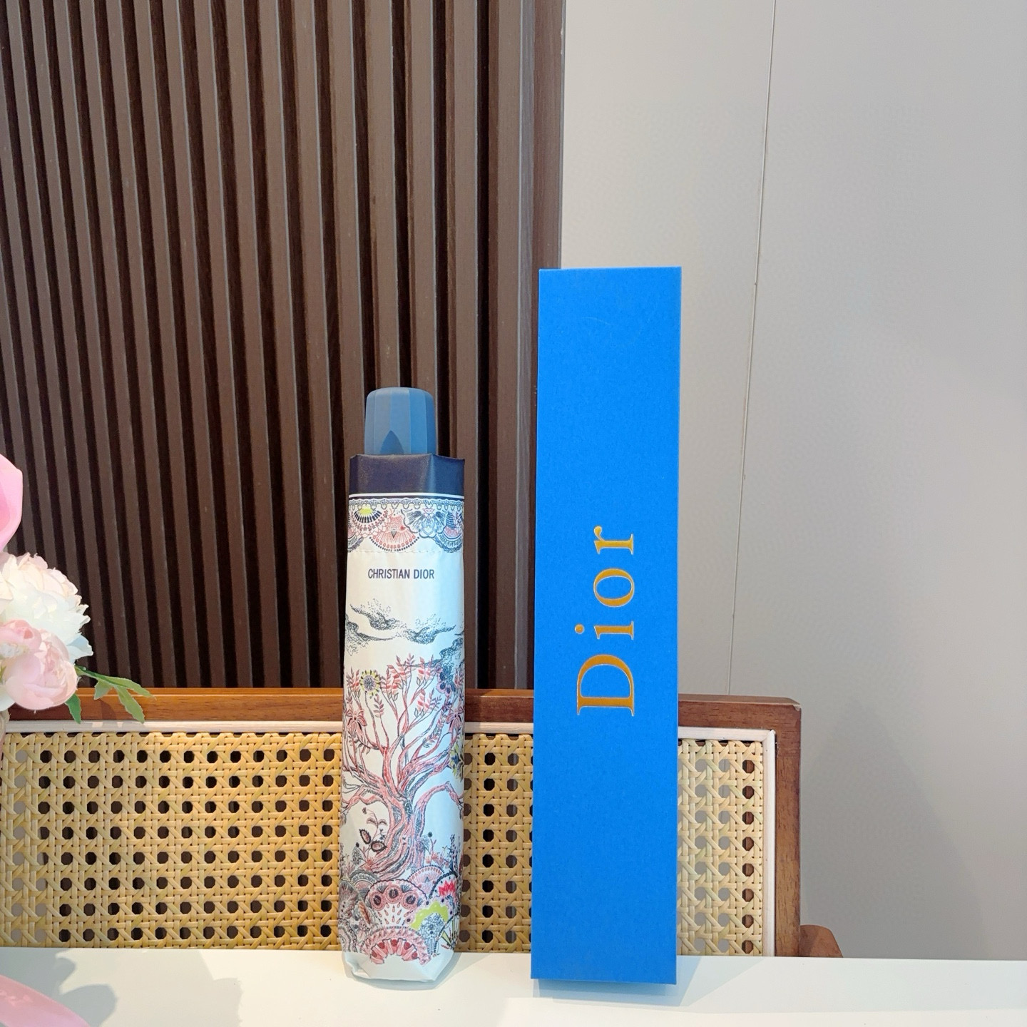  DIOR（迪奥）三折自动折叠晴雨伞  时尚原单代工品质 细节精致 看得见的品质 打破一成不变 色泽纯正