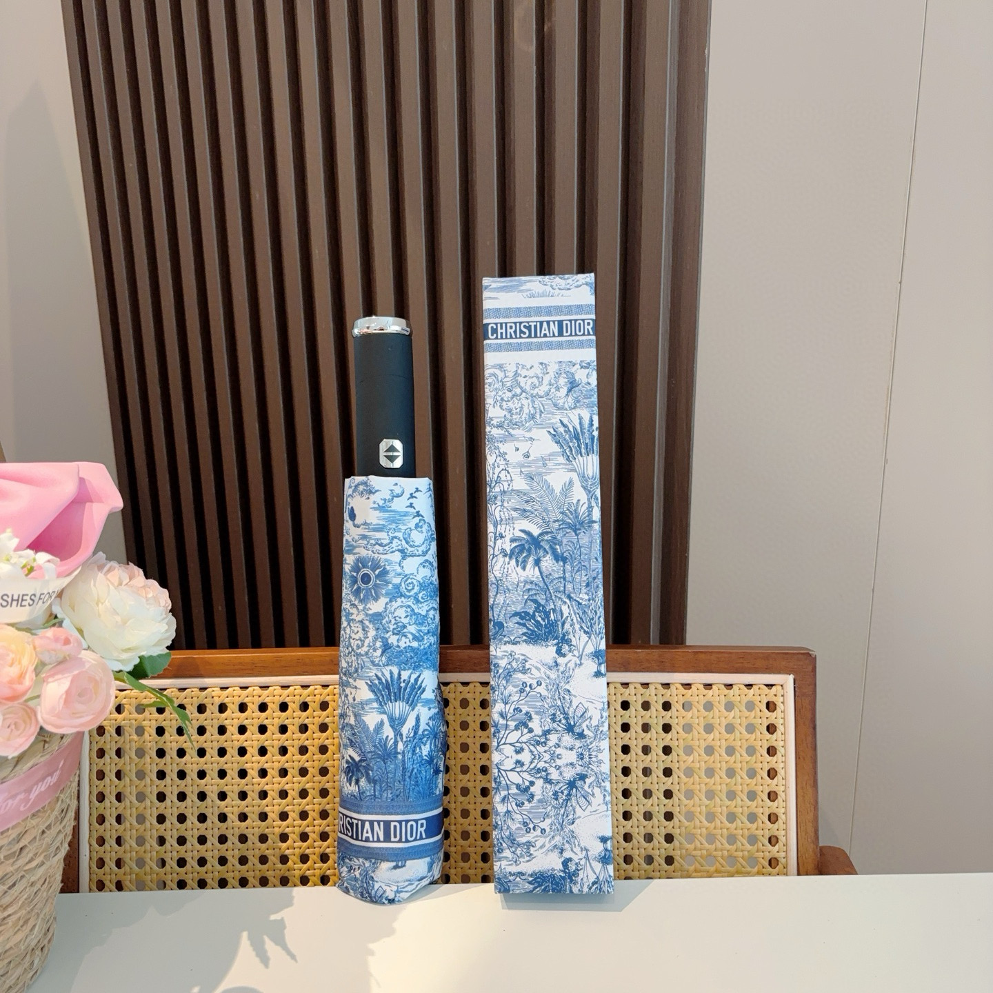 DIOR（迪奥）新款 带灯光 三折自动折叠晴雨伞  时尚原单代工品质 细节精致 看得见的品质 打破一成不