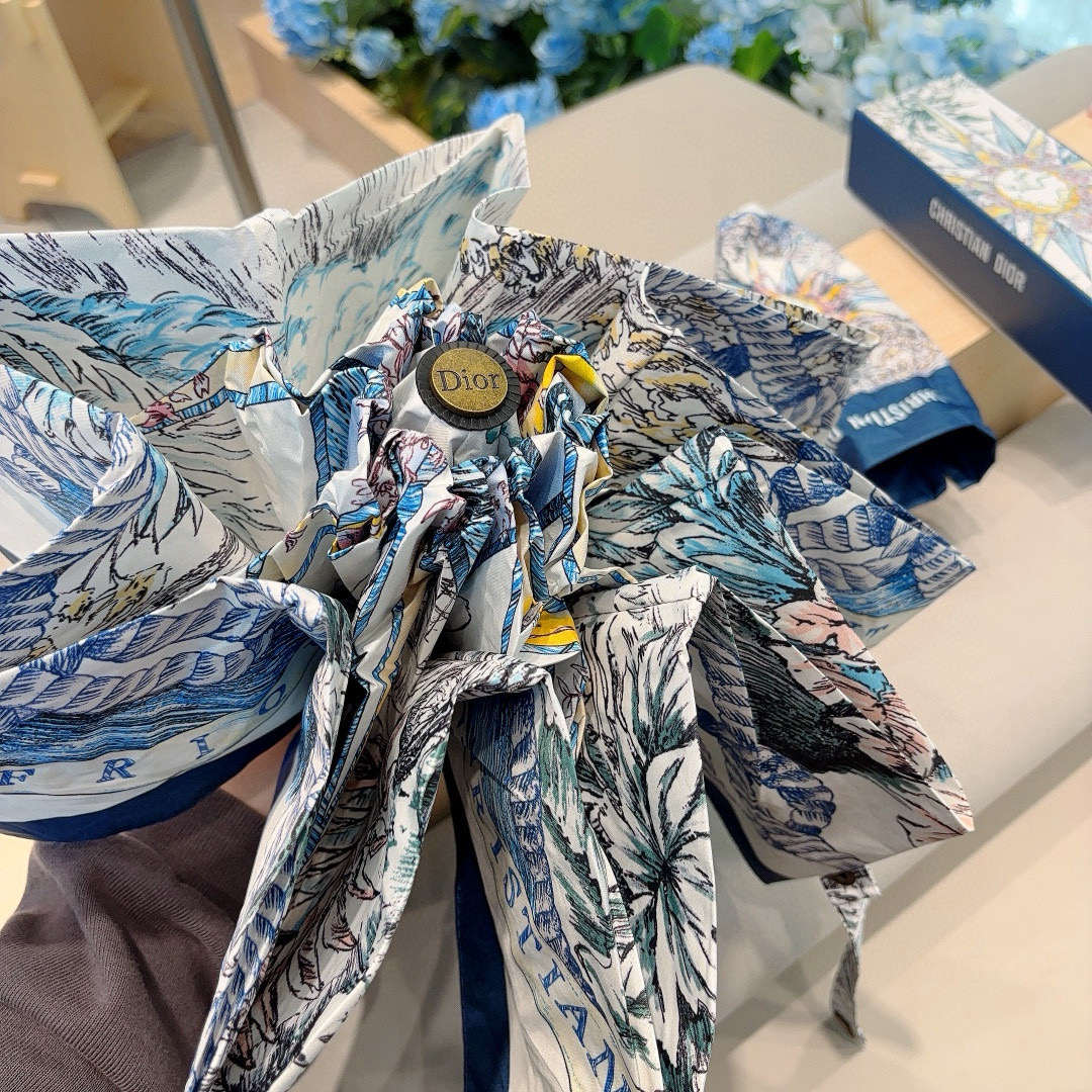  DIOR（迪奥）新款 五折伞 热卖款 时尚指数爆表 不论晴天雨天使用都相得益彰 拥有它感受风从身体经过