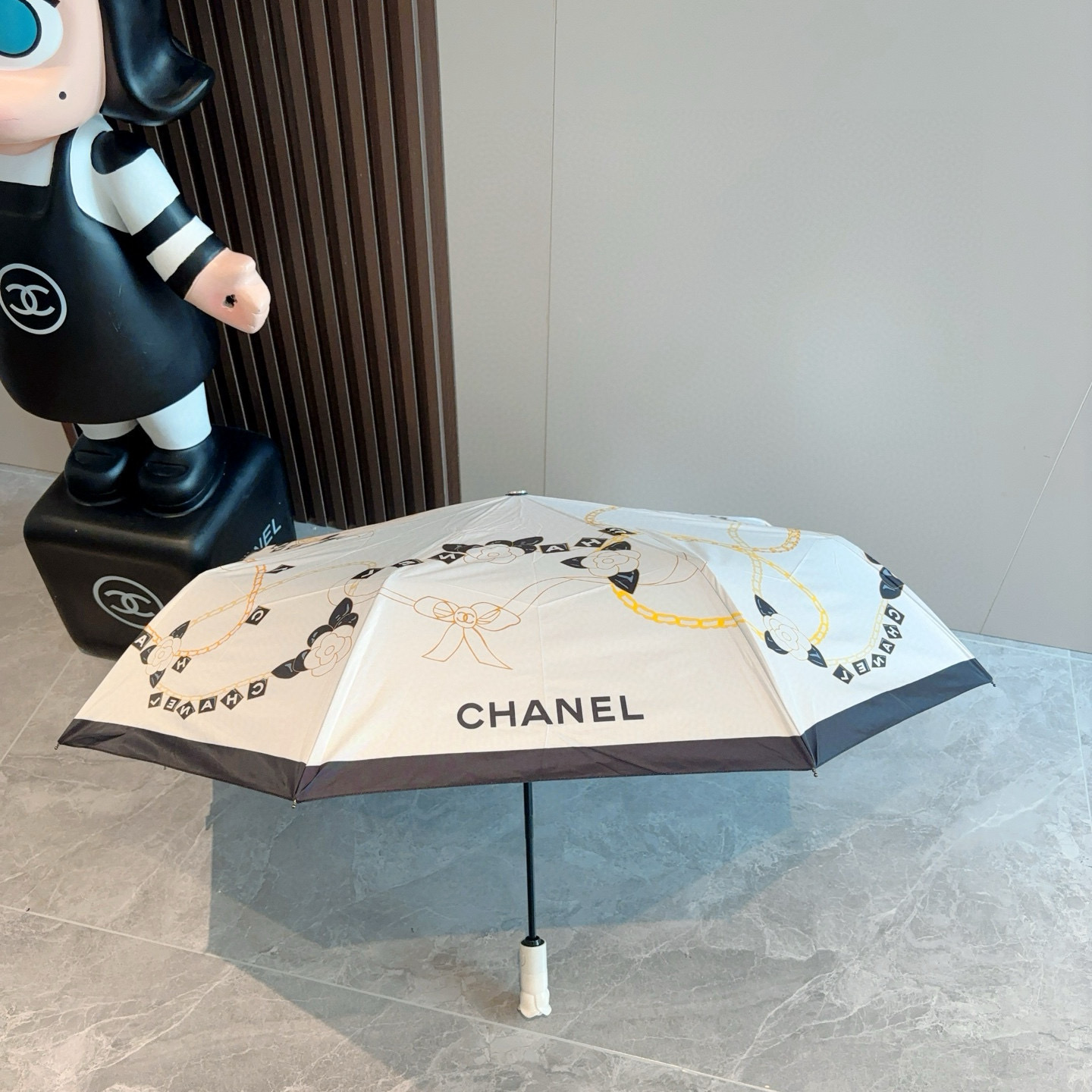 CHANEL（香奈儿）玫瑰柄 三折手开折叠晴雨伞 做工精细 气质 时尚 炒鸡好看！防紫外线 人手必备 ！