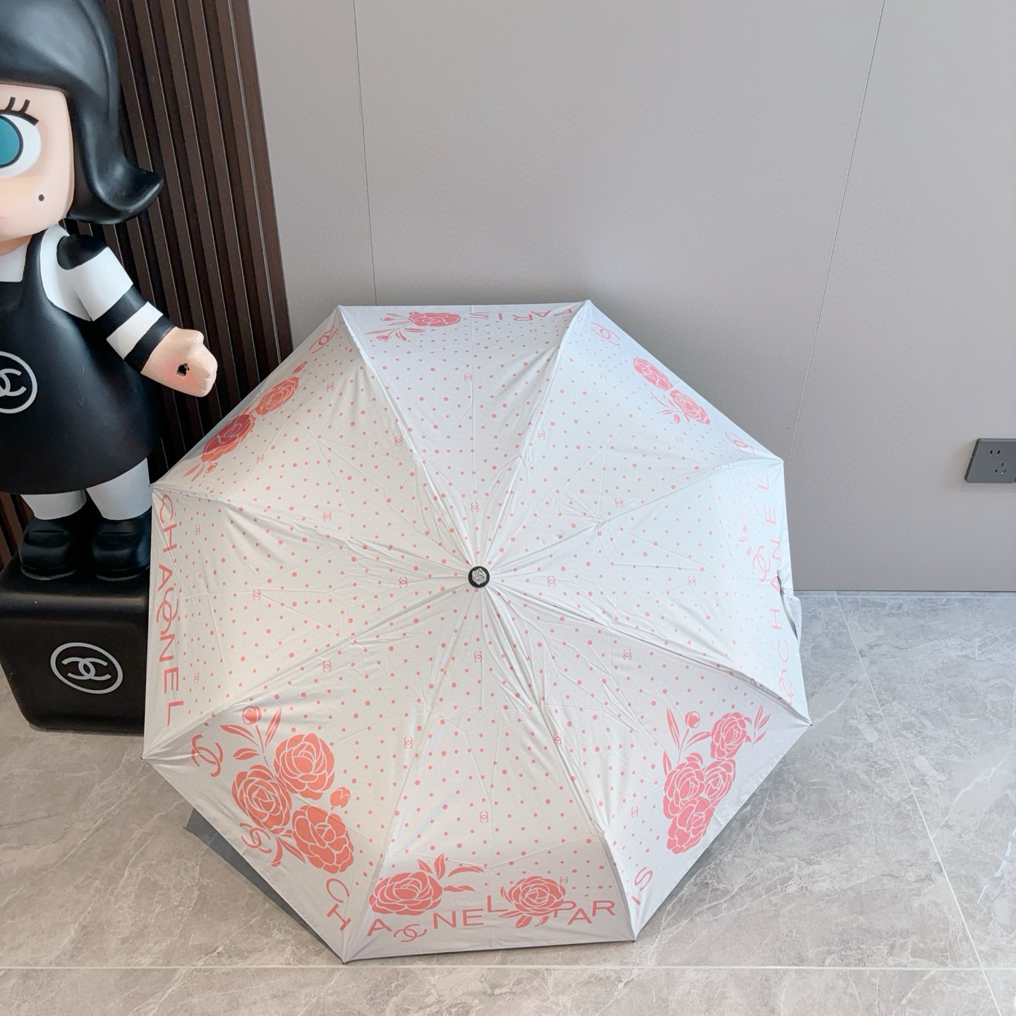 CHANEL（香奈儿）玫瑰柄 三折手开折叠晴雨伞 做工精细 气质 时尚 炒鸡好看！防紫外线 人手必备 ！