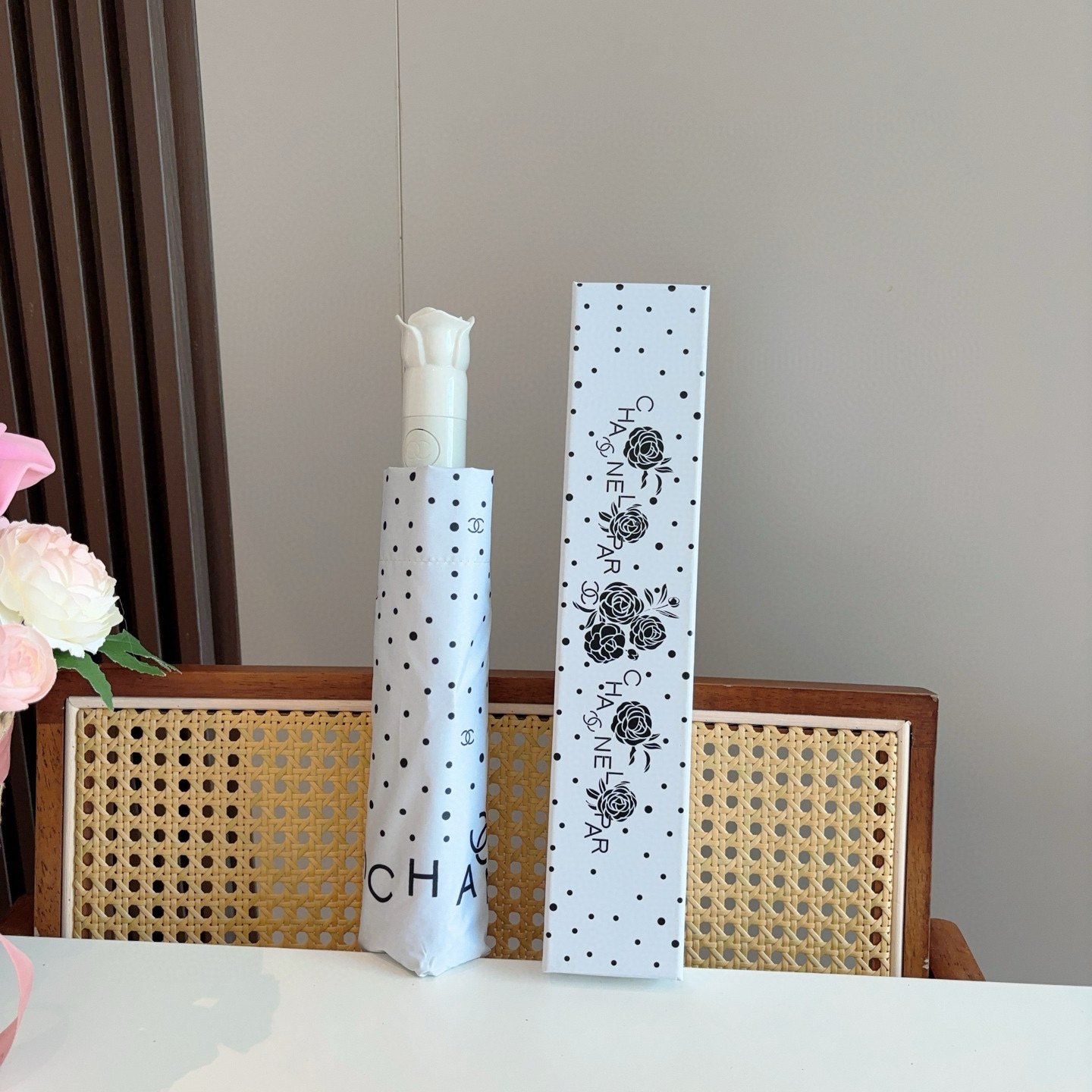 CHANEL（香奈儿）玫瑰柄 三折手开折叠晴雨伞 做工精细 气质 时尚 炒鸡好看！防紫外线 人手必备 ！