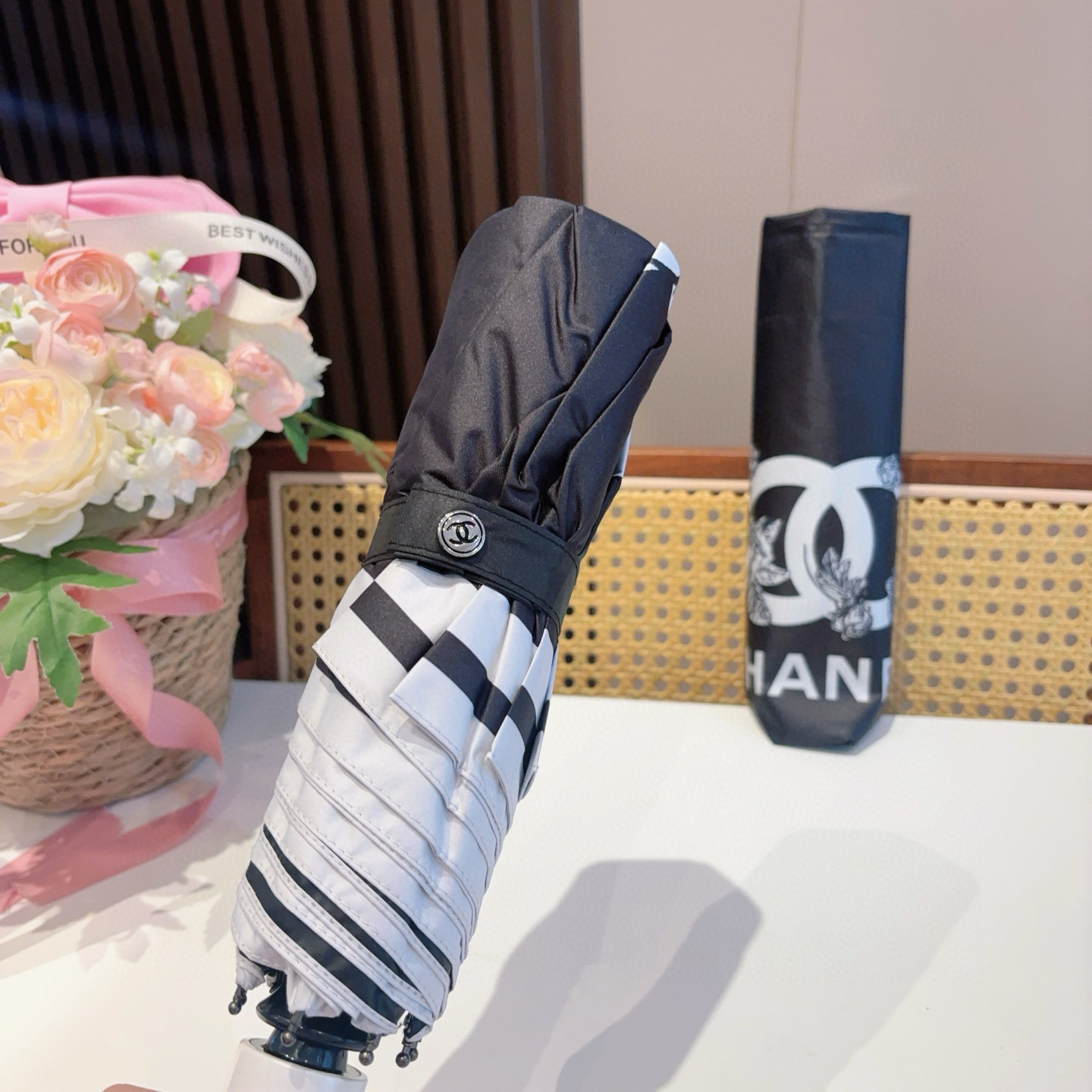 CHANEL（香奈儿）玫瑰柄 三折手开折叠晴雨伞 做工精细 气质 时尚 炒鸡好看！防紫外线 人手必备 ！