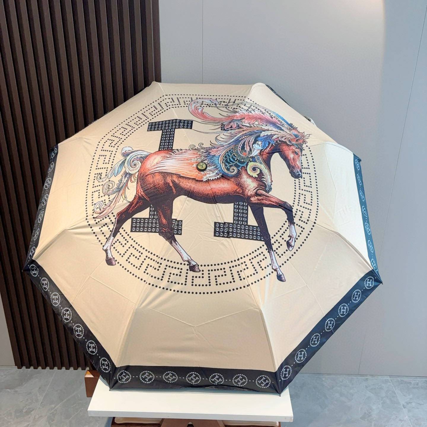 爱马仕（Hermès）   新款 极品H家三折自动伞重磅呈现 以其精湛的工艺技术和源源不断的想像力 新涂