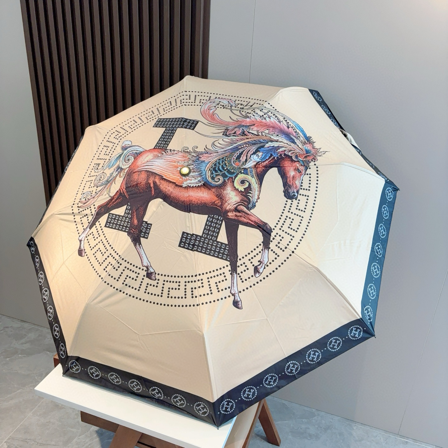 爱马仕（Hermès）   新款 极品H家三折自动伞重磅呈现 以其精湛的工艺技术和源源不断的想像力 新涂