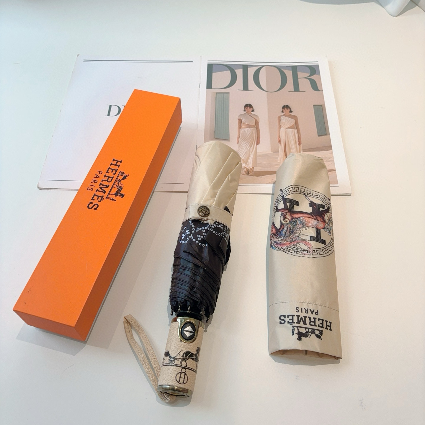 爱马仕（Hermès）   新款 极品H家三折自动伞重磅呈现 以其精湛的工艺技术和源源不断的想像力 新涂