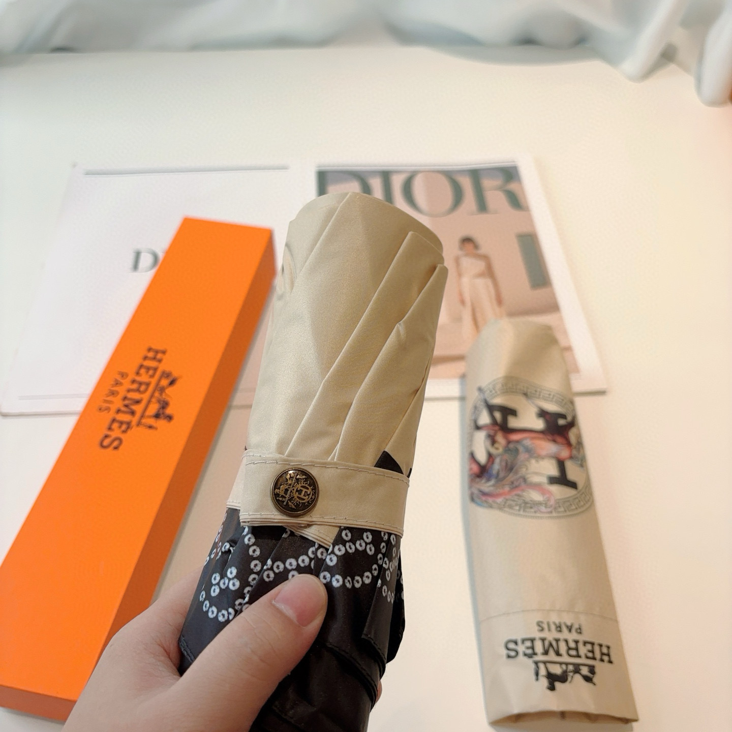 爱马仕（Hermès）   新款 极品H家三折自动伞重磅呈现 以其精湛的工艺技术和源源不断的想像力 新涂