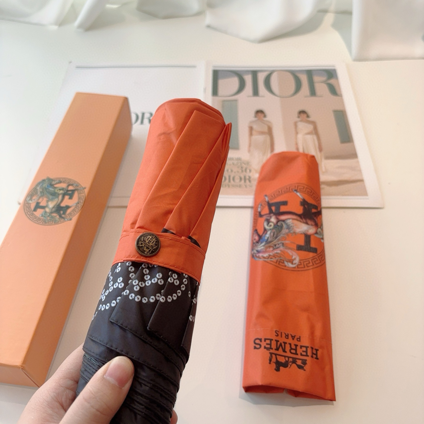爱马仕（Hermès）   新款 极品H家三折自动伞重磅呈现 以其精湛的工艺技术和源源不断的想像力 新涂