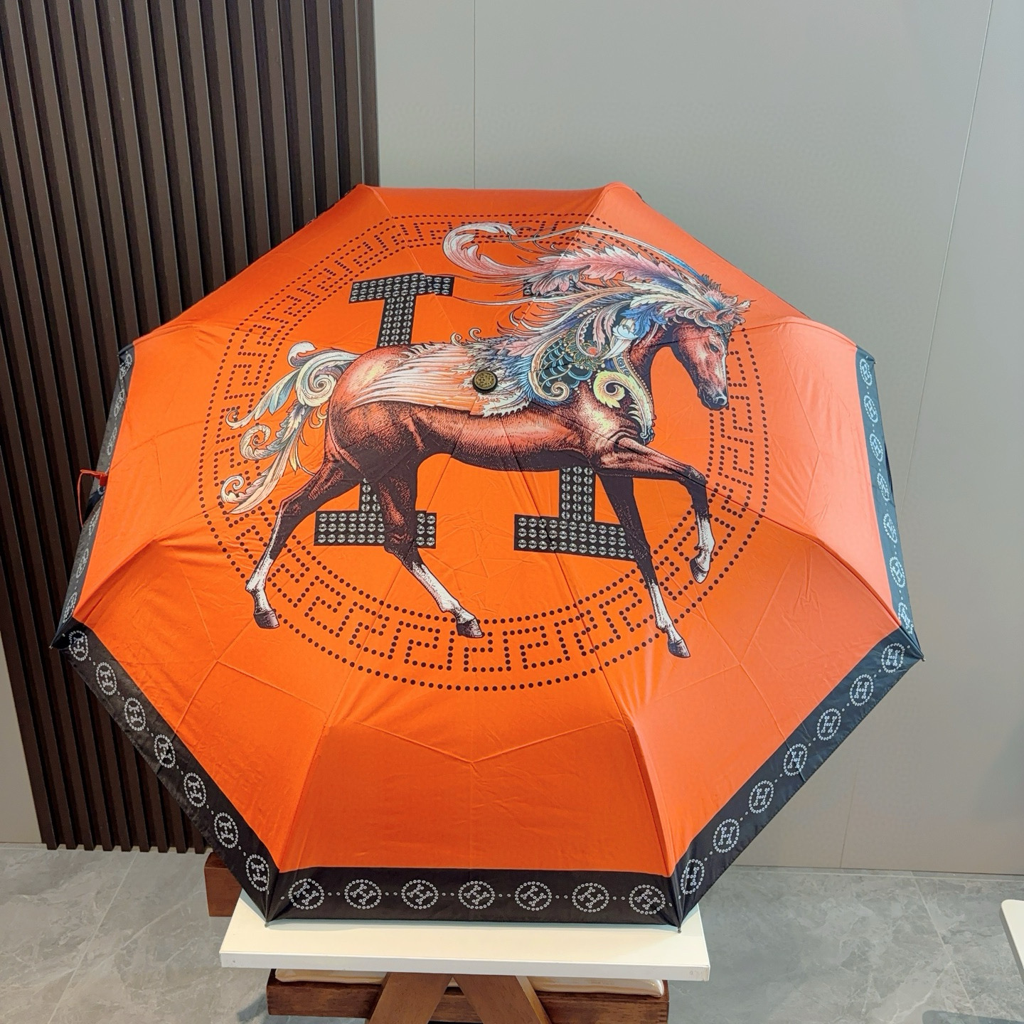 爱马仕（Hermès）   新款 极品H家三折自动伞重磅呈现 以其精湛的工艺技术和源源不断的想像力 新涂