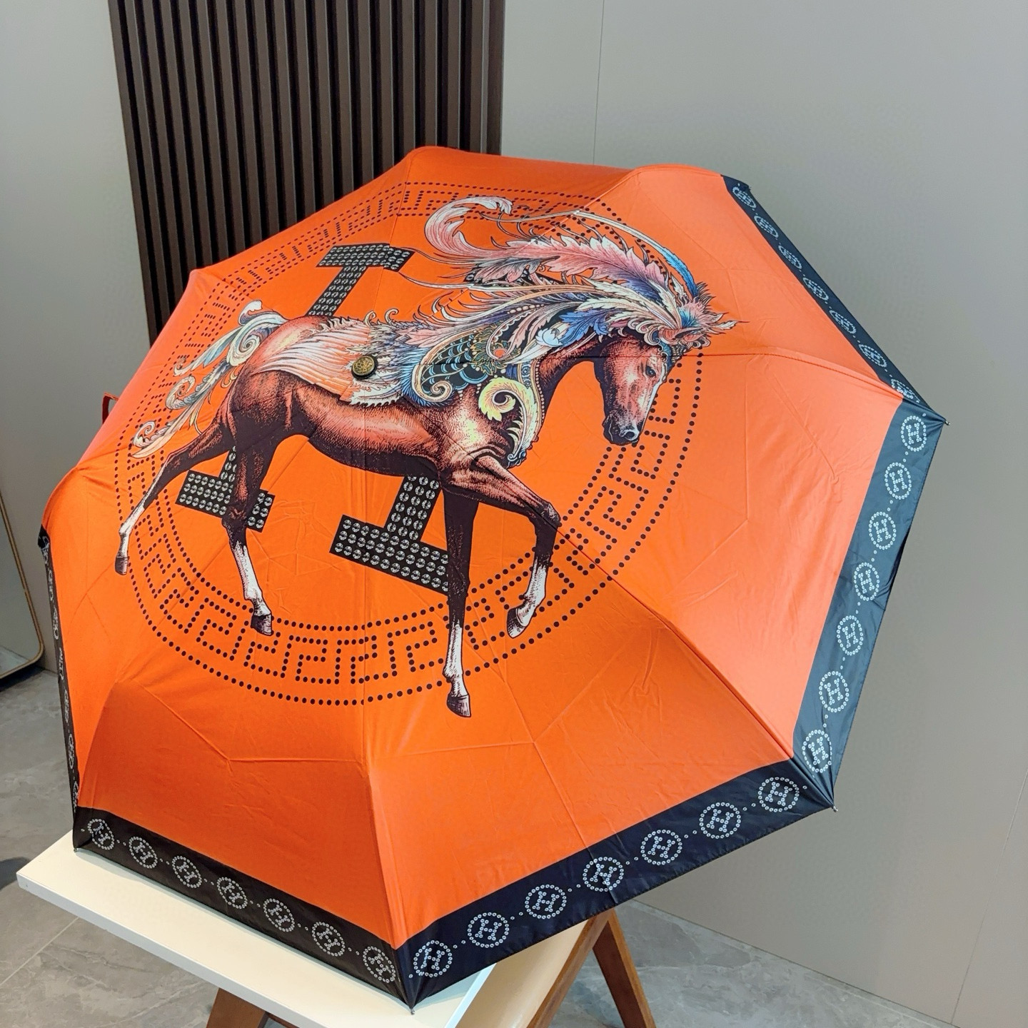 爱马仕（Hermès）   新款 极品H家三折自动伞重磅呈现 以其精湛的工艺技术和源源不断的想像力 新涂