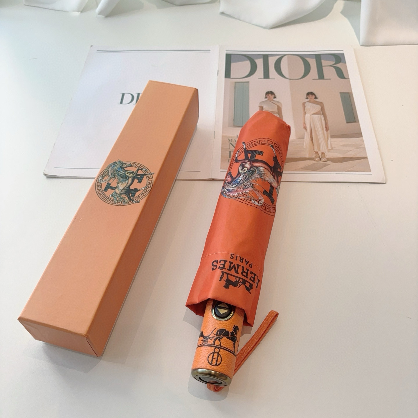 爱马仕（Hermès）   新款 极品H家三折自动伞重磅呈现 以其精湛的工艺技术和源源不断的想像力 新涂