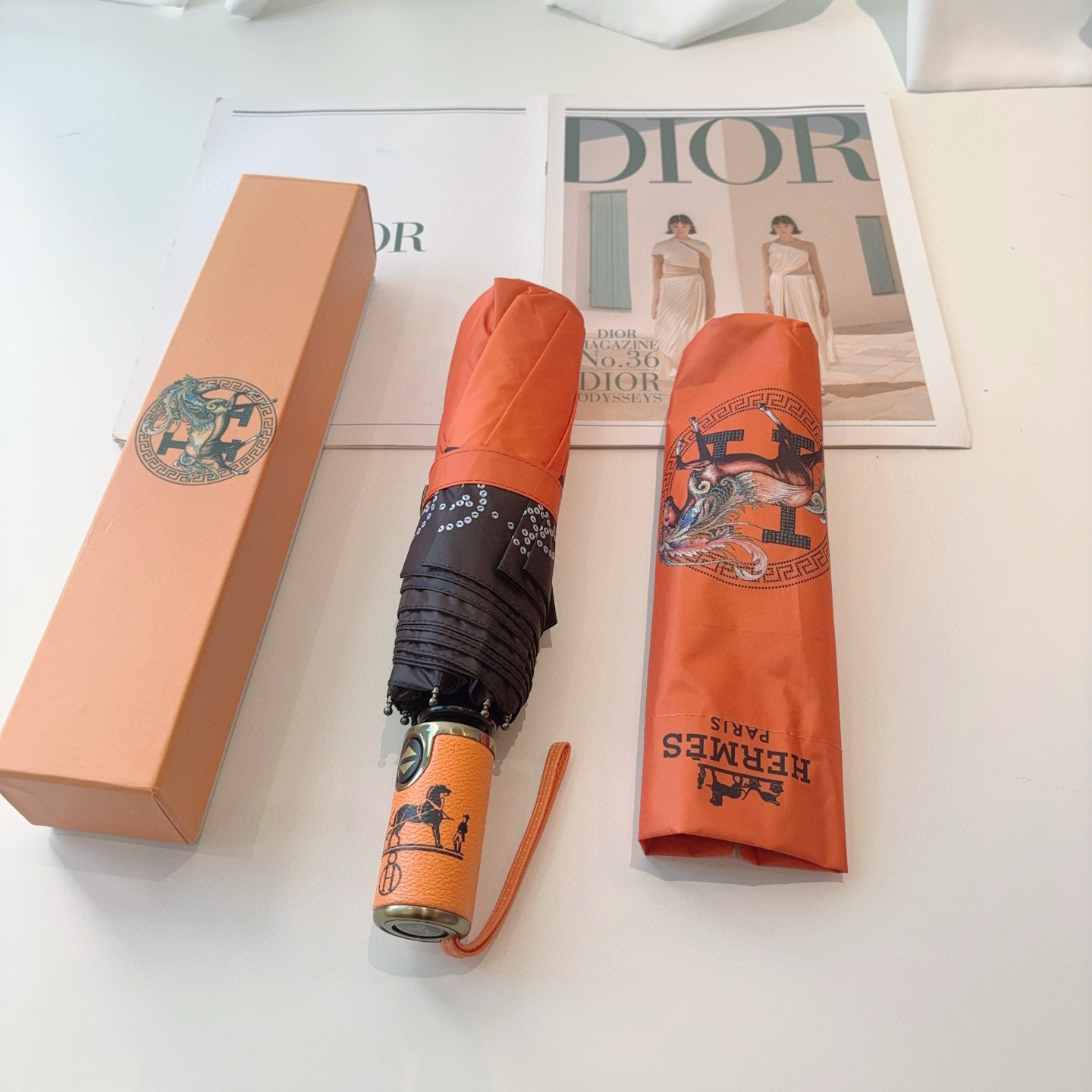 爱马仕（Hermès）   新款 极品H家三折自动伞重磅呈现 以其精湛的工艺技术和源源不断的想像力 新涂