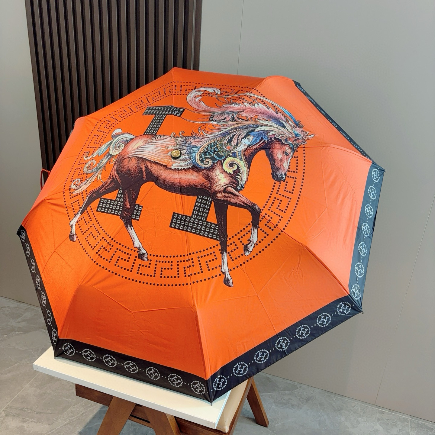 爱马仕（Hermès）   新款 极品H家三折自动伞重磅呈现 以其精湛的工艺技术和源源不断的想像力 新涂