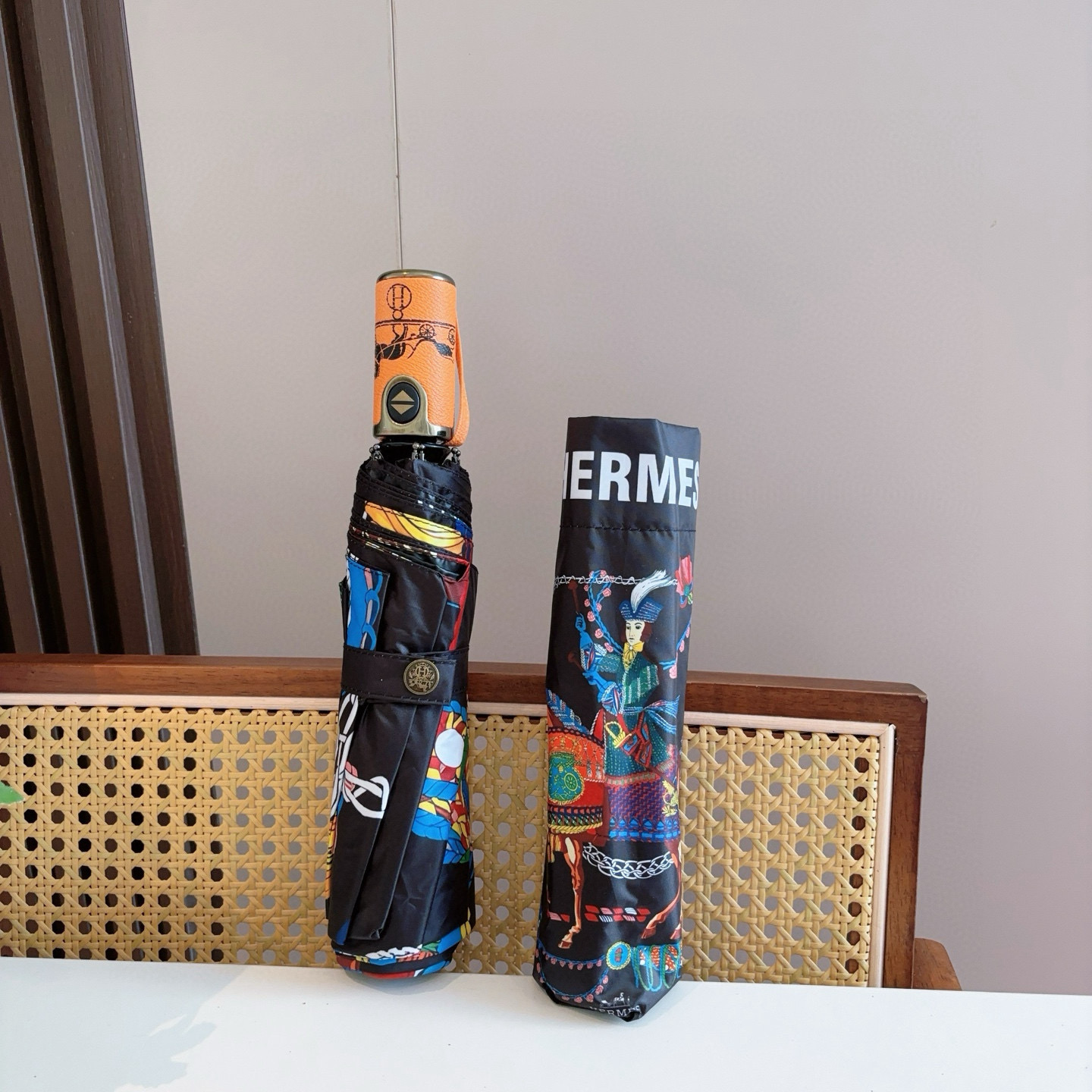 爱马仕（Hermès）   新款 极品H家三折自动伞重磅呈现 以其精湛的工艺技术和源源不断的想像力 新涂