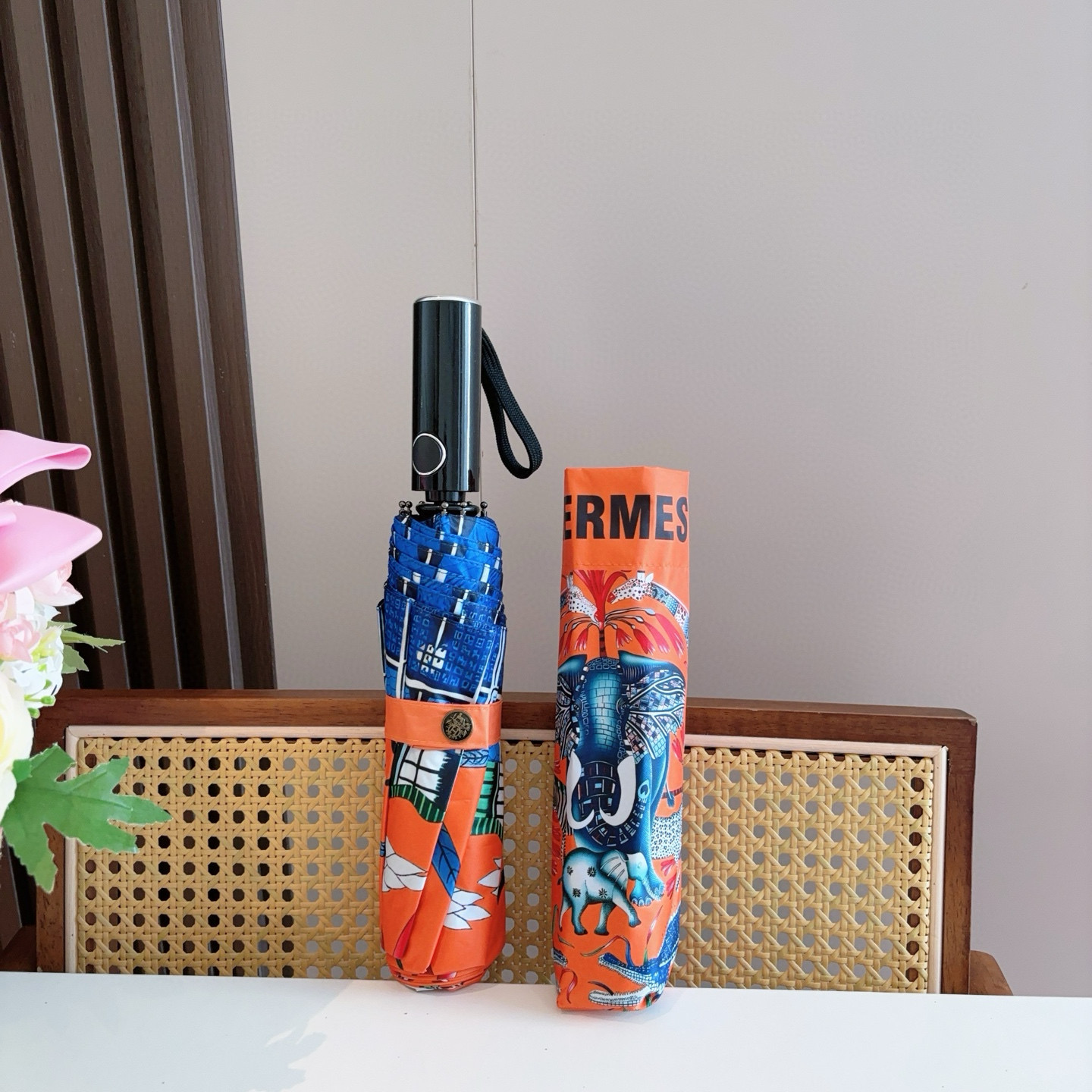 爱马仕（Hermès）   新款 极品H家三折自动伞重磅呈现 以其精湛的工艺技术和源源不断的想像力 新涂