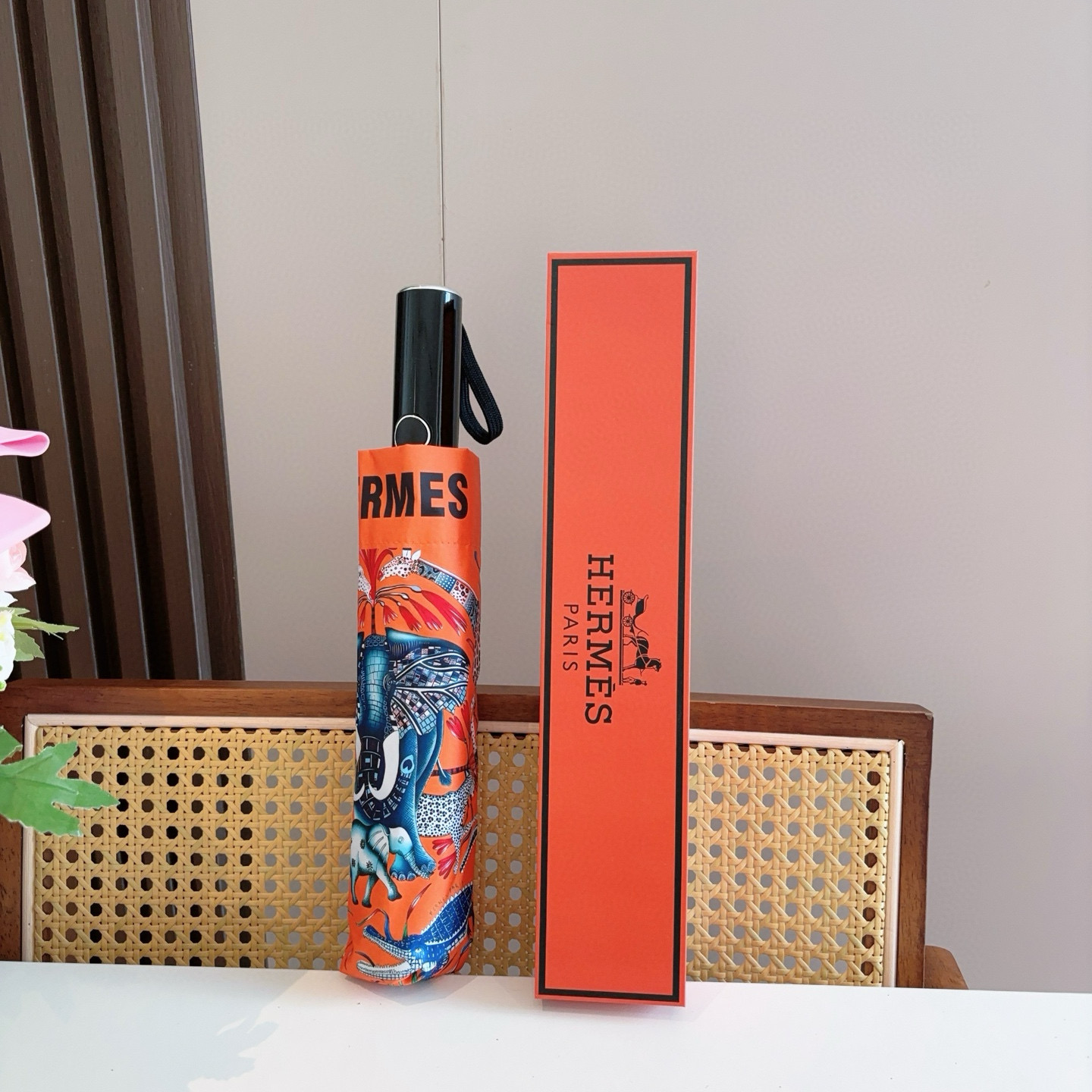 爱马仕（Hermès）   新款 极品H家三折自动伞重磅呈现 以其精湛的工艺技术和源源不断的想像力 新涂