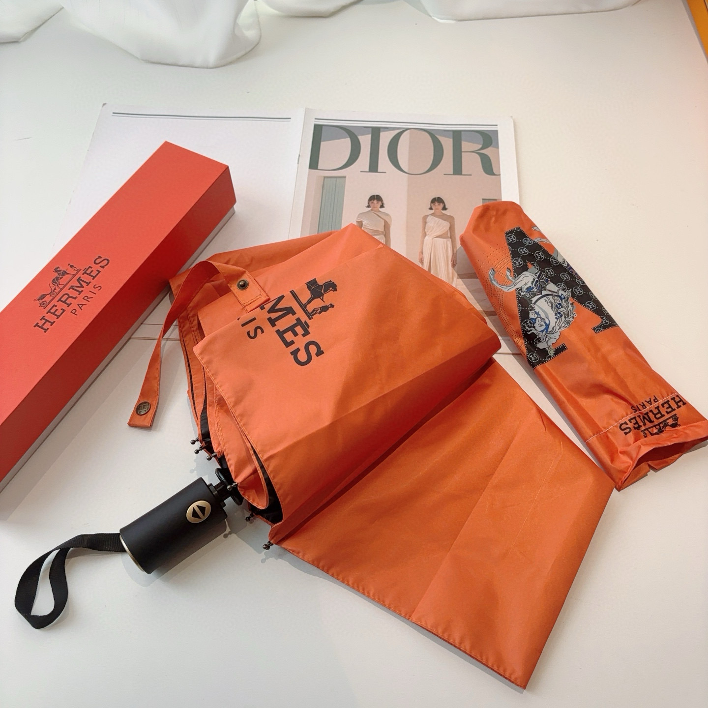 爱马仕（Hermès）   新款 极品H家三折自动伞重磅呈现 以其精湛的工艺技术和源源不断的想像力 新涂