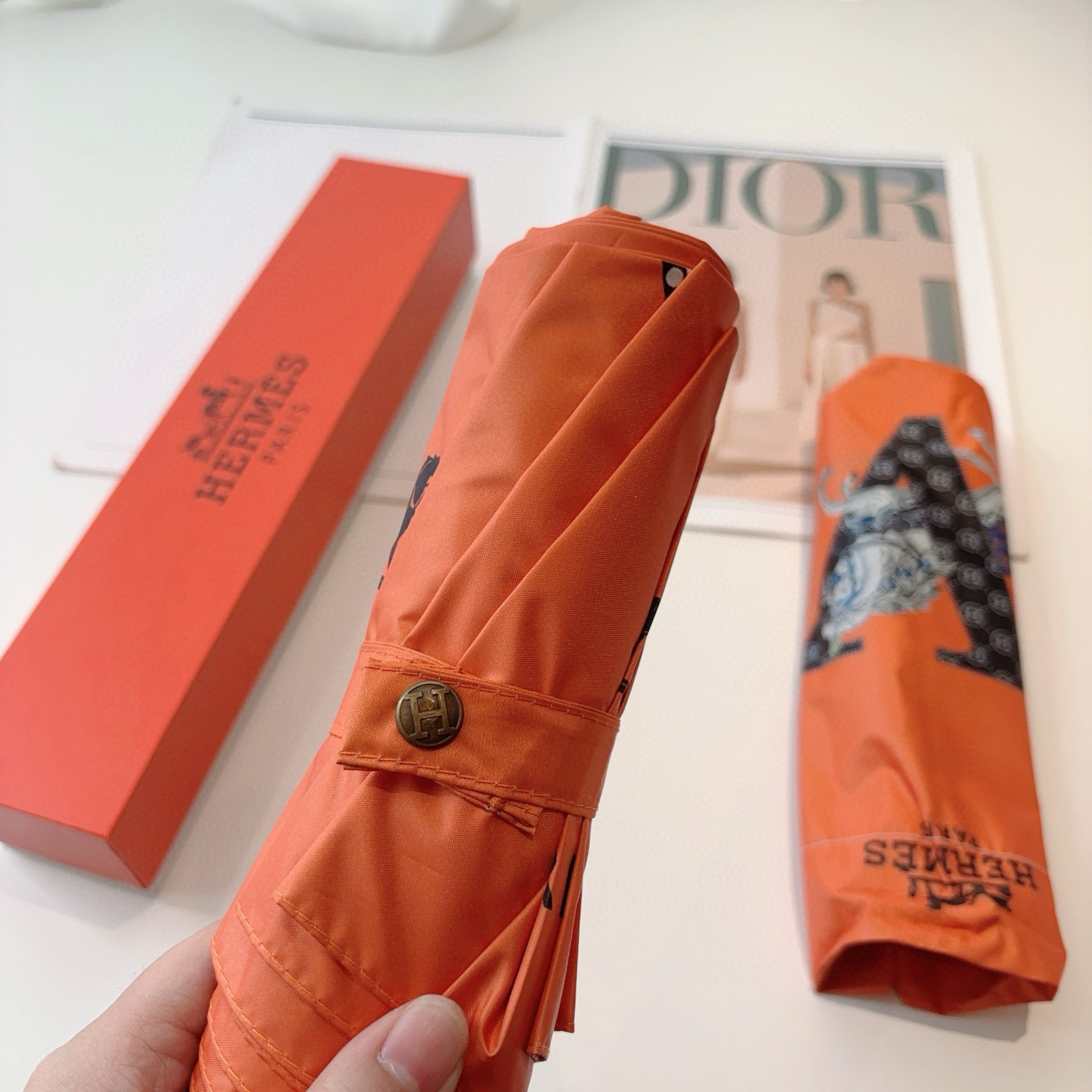 爱马仕（Hermès）   新款 极品H家三折自动伞重磅呈现 以其精湛的工艺技术和源源不断的想像力 新涂