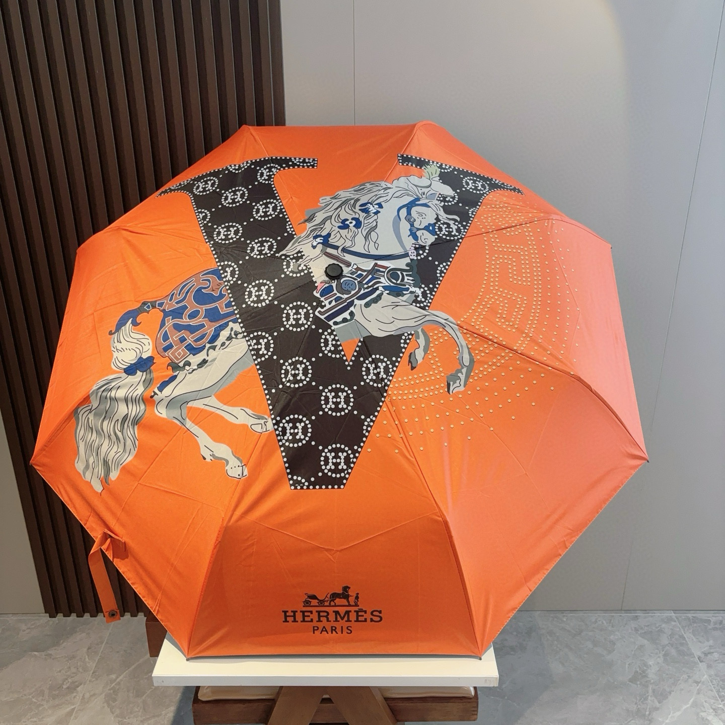 爱马仕（Hermès）   新款 极品H家三折自动伞重磅呈现 以其精湛的工艺技术和源源不断的想像力 新涂