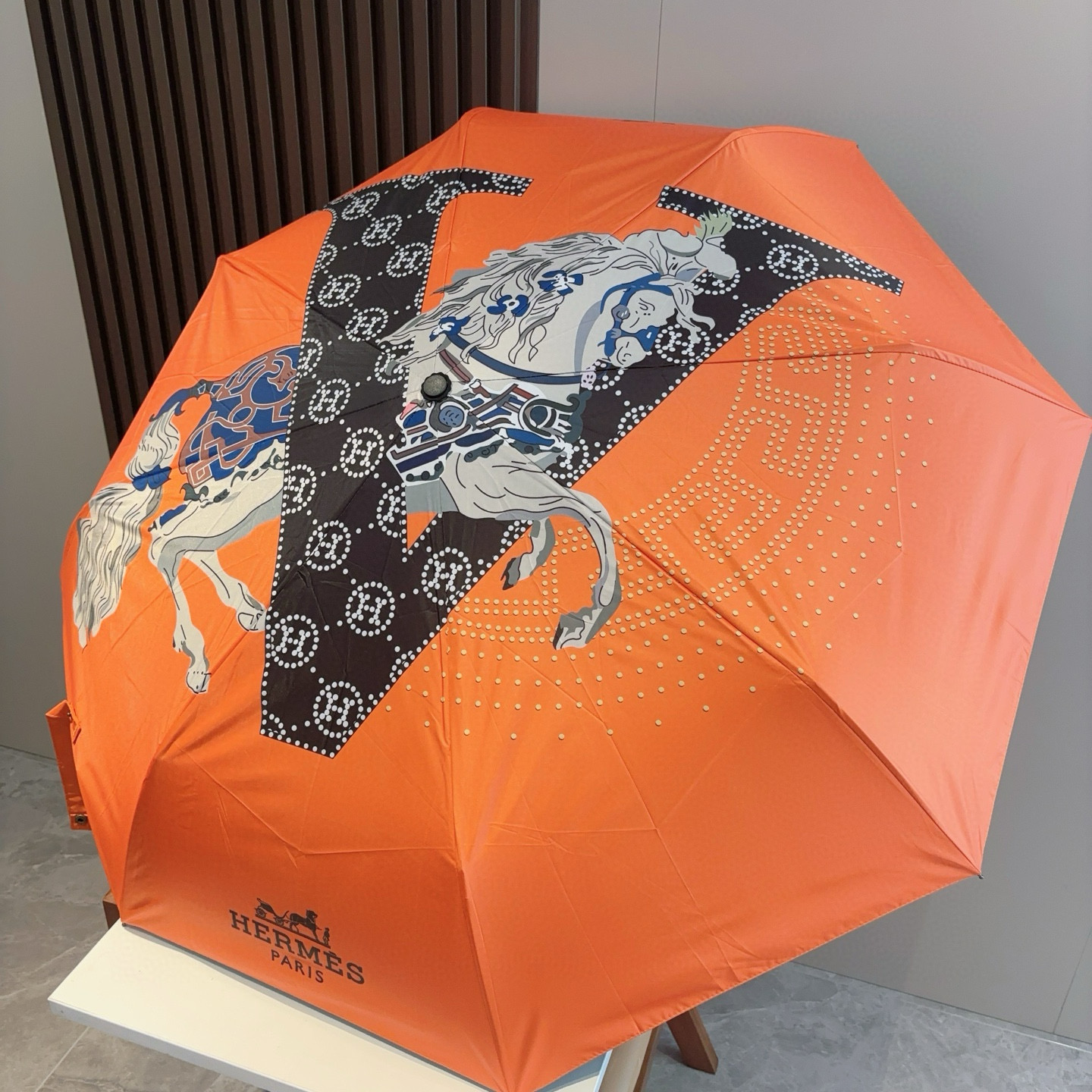 爱马仕（Hermès）   新款 极品H家三折自动伞重磅呈现 以其精湛的工艺技术和源源不断的想像力 新涂