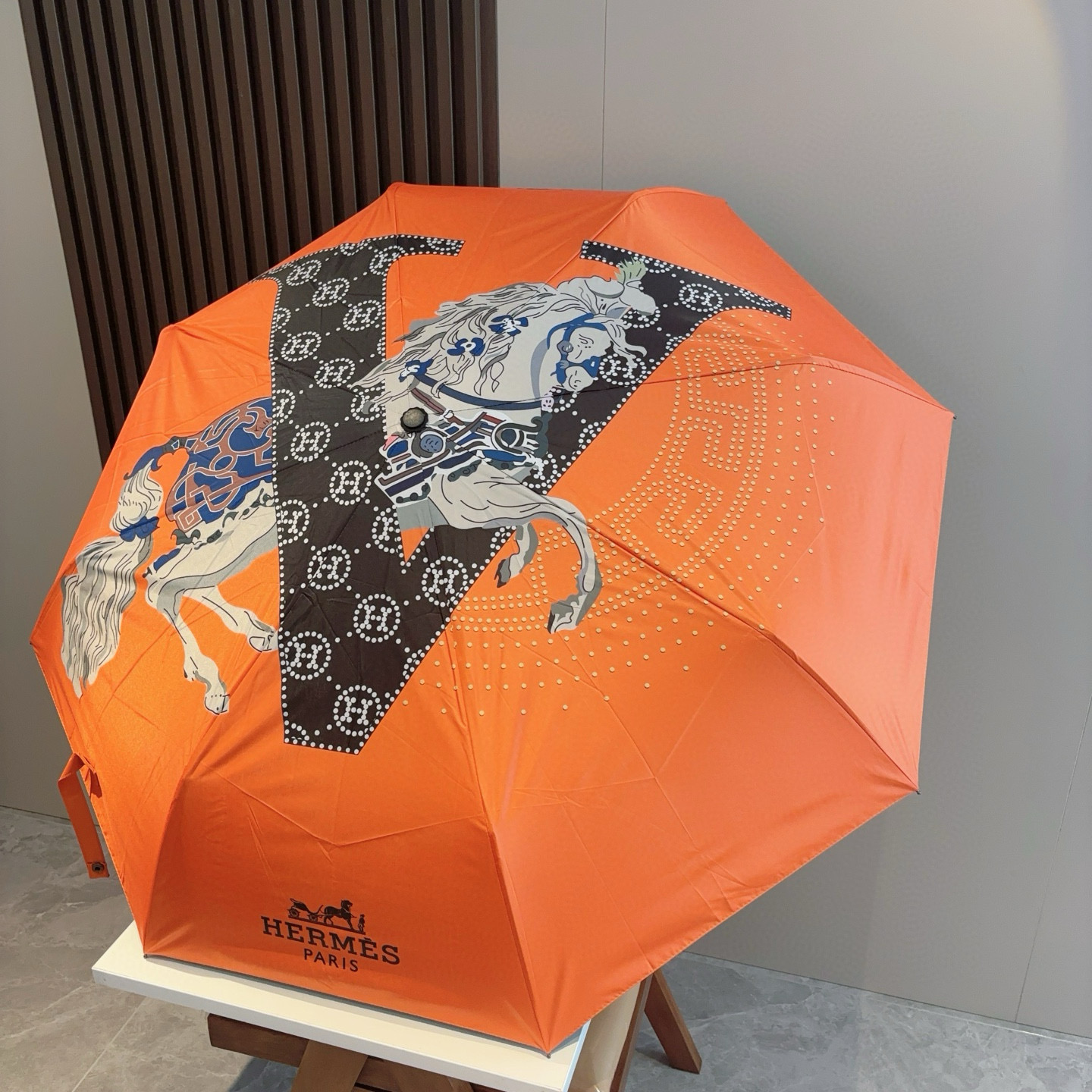 爱马仕（Hermès）   新款 极品H家三折自动伞重磅呈现 以其精湛的工艺技术和源源不断的想像力 新涂