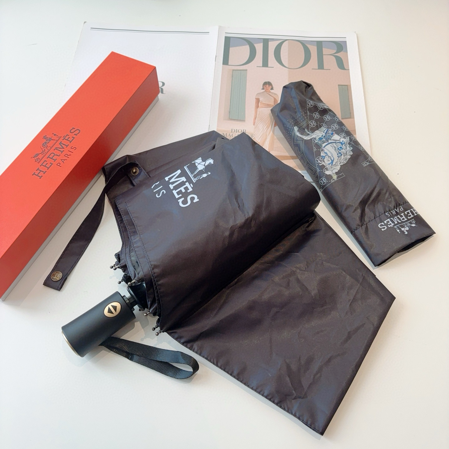 爱马仕（Hermès）   新款 极品H家三折自动伞重磅呈现 以其精湛的工艺技术和源源不断的想像力 新涂