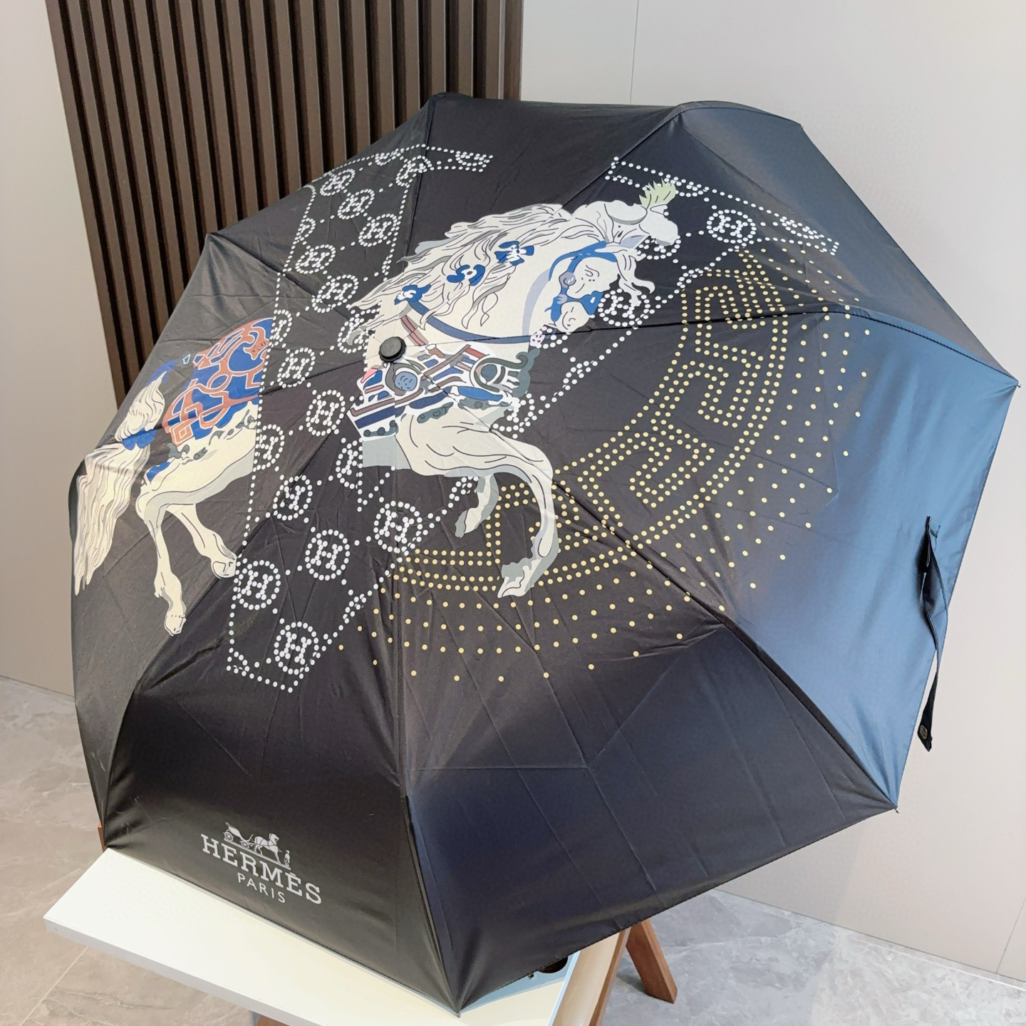 爱马仕（Hermès）   新款 极品H家三折自动伞重磅呈现 以其精湛的工艺技术和源源不断的想像力 新涂