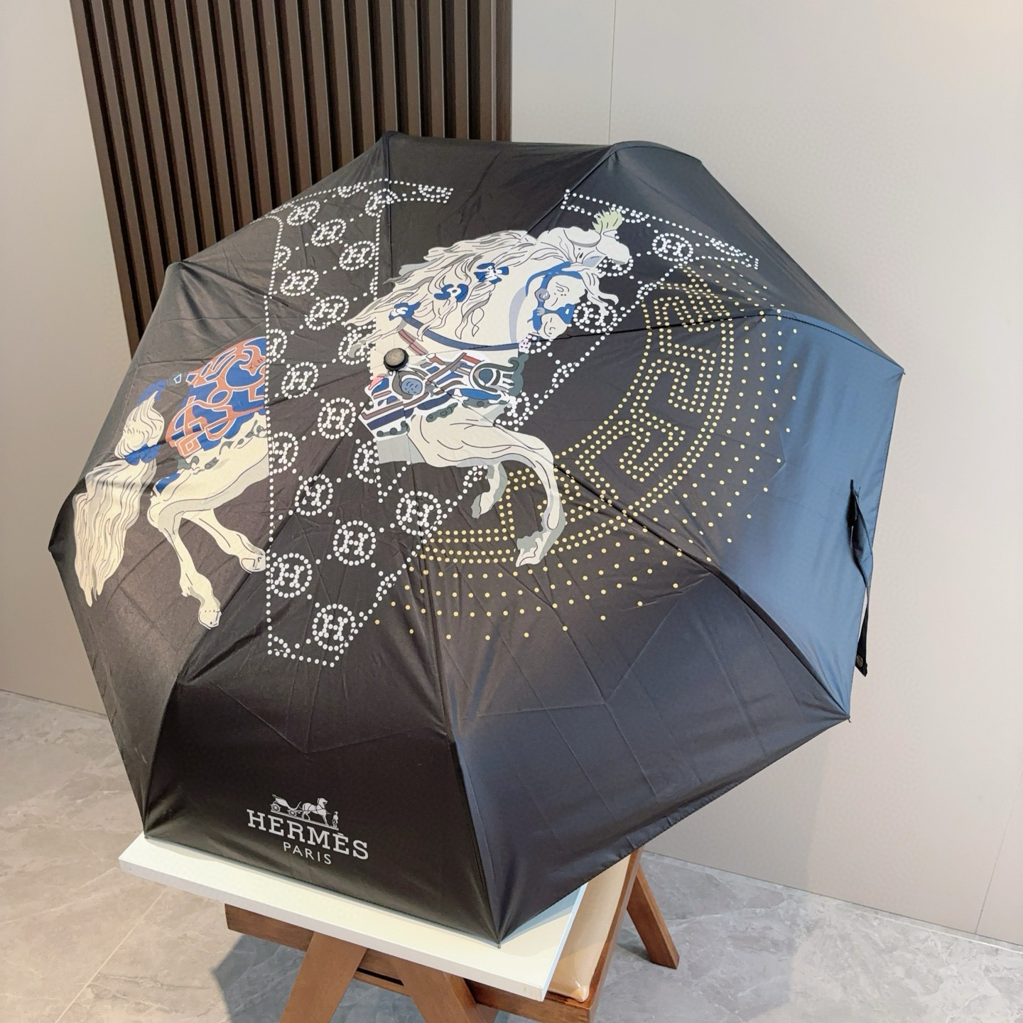 爱马仕（Hermès）   新款 极品H家三折自动伞重磅呈现 以其精湛的工艺技术和源源不断的想像力 新涂