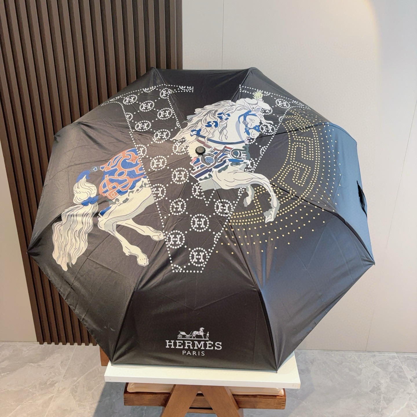 爱马仕（Hermès）   新款 极品H家三折自动伞重磅呈现 以其精湛的工艺技术和源源不断的想像力 新涂