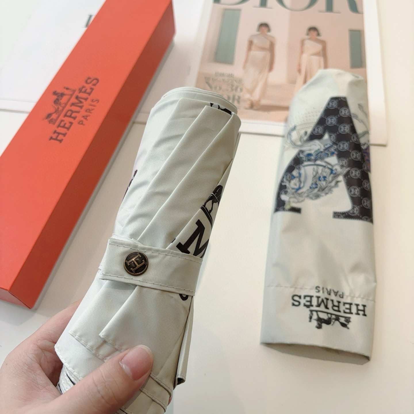 爱马仕（Hermès）   新款 极品H家三折自动伞重磅呈现 以其精湛的工艺技术和源源不断的想像力 新涂