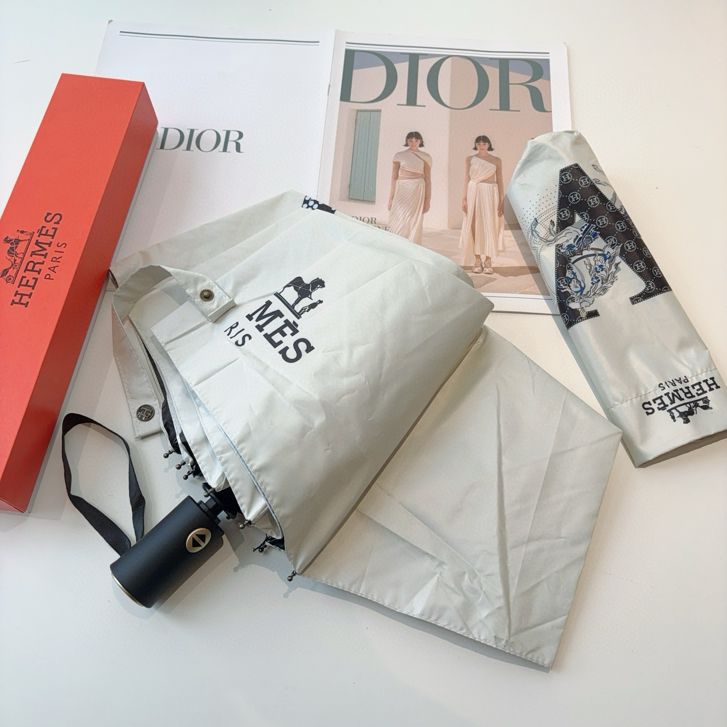 爱马仕（Hermès）   新款 极品H家三折自动伞重磅呈现 以其精湛的工艺技术和源源不断的想像力 新涂