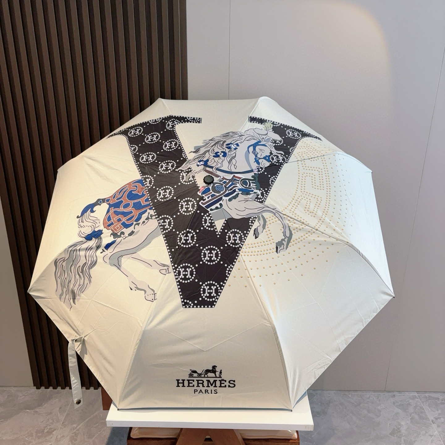 爱马仕（Hermès）   新款 极品H家三折自动伞重磅呈现 以其精湛的工艺技术和源源不断的想像力 新涂